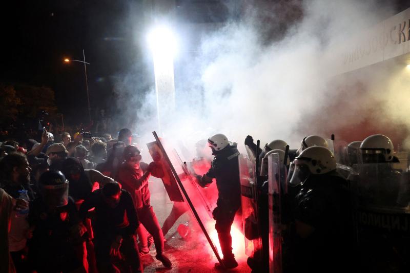 Tren istasyonundaki çatının çökmesi, Sırbistan'da 2000'den beri düzenlenen en büyük protestoların fitilini ateşledi (Reuters)