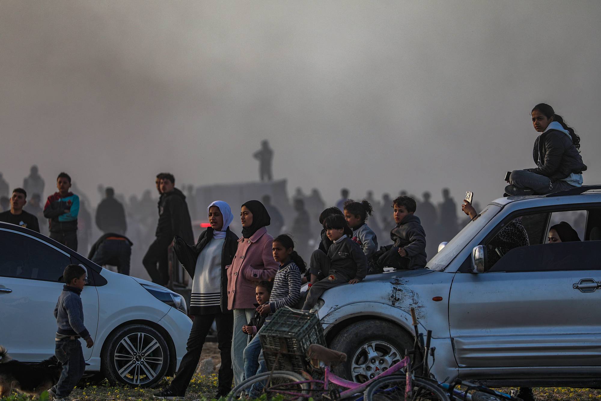 Gazze şehrinin güneyinde aynı yöne bakan Filistinliler, 23 Ocak 2026 (EPA)
