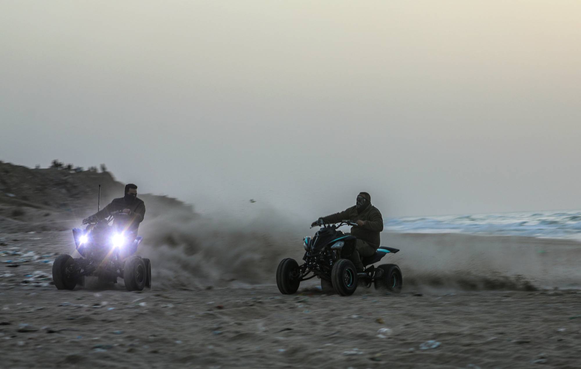 Gazze şehrinin güneyinde ATV kullanan iki Filistinli, 23 Ocak 2026 (EPA)