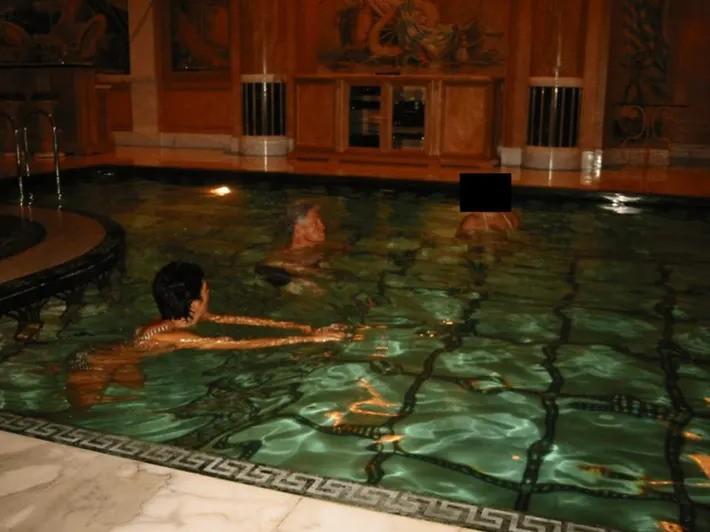 Clinton, Maxwell ve yüzü sansürlenen başka biriyle Epstein'in malikanesindeki havuzda (ABD Adalet Bakanlığı)