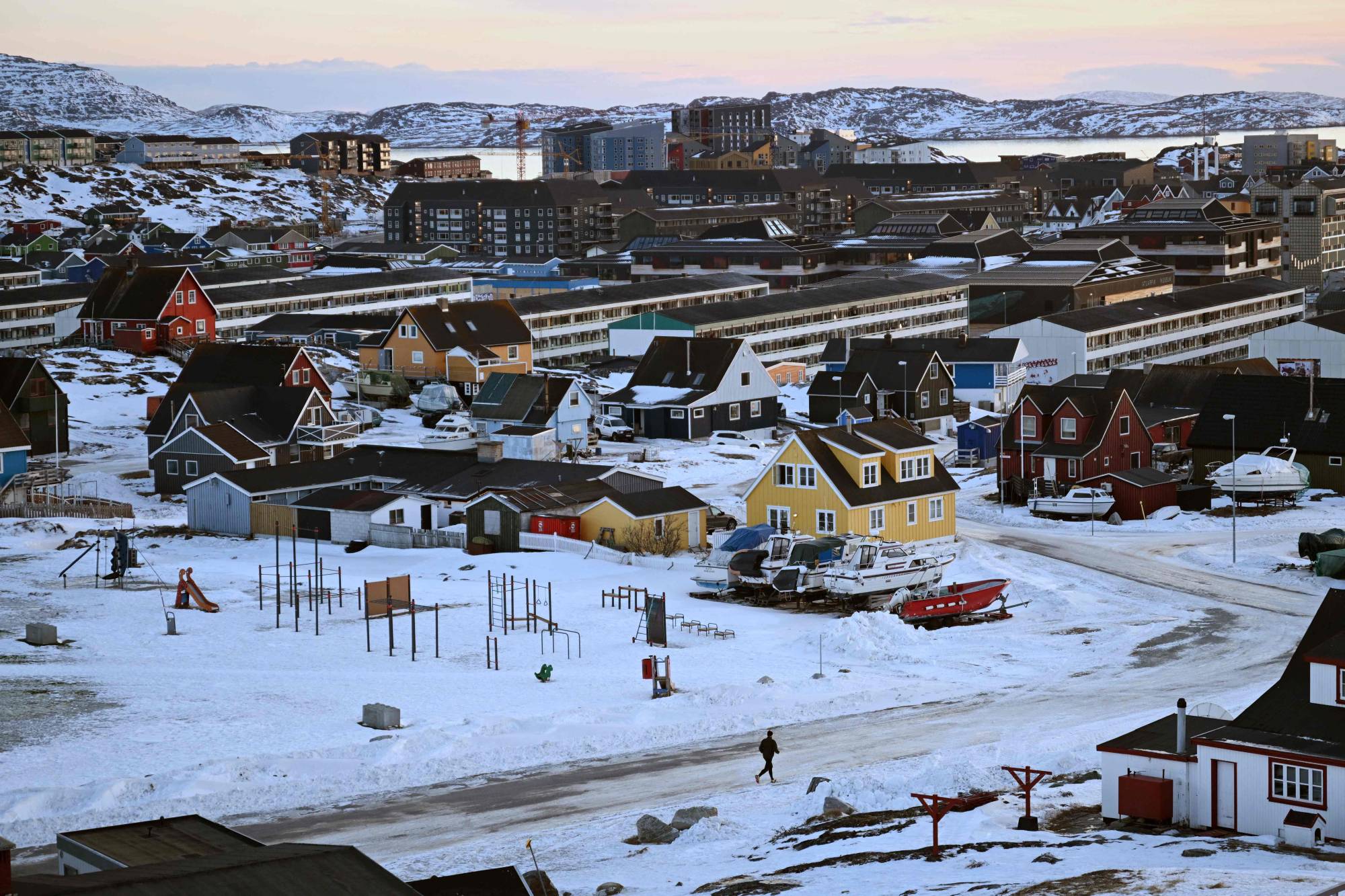 Grönland'ın başkenti Nuuk'un kar örtüsü altındaki panoramik görüntüsü (AFP)