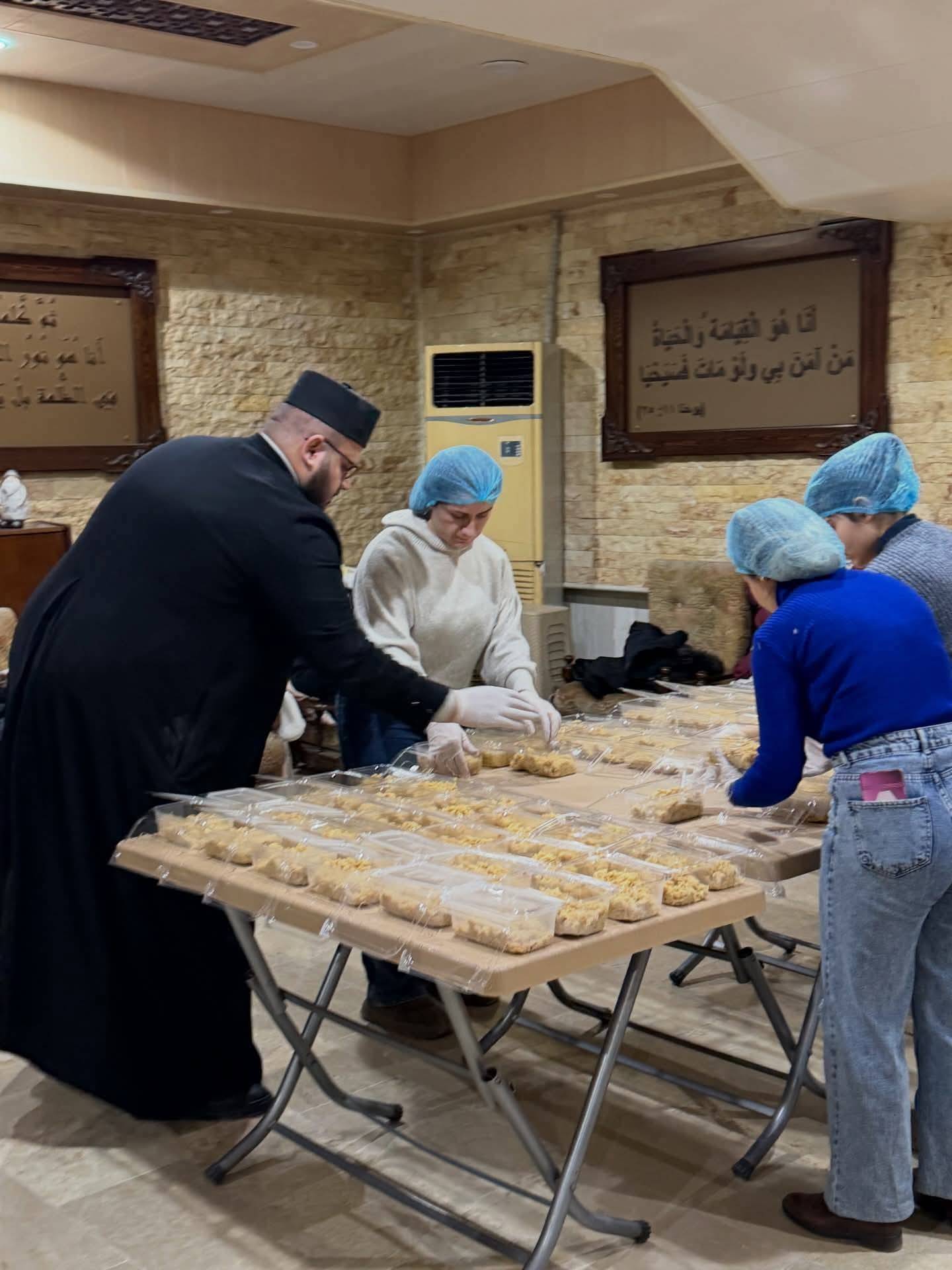 Kamışlı'daki Hristiyanlar, Suriye ordusu ile Suriye Demokratik Güçleri (SDG) arasındaki çatışmalardan kaçan yerinden edilmiş kişiler için kilisede yemek hazırlıyor. (Facebook)