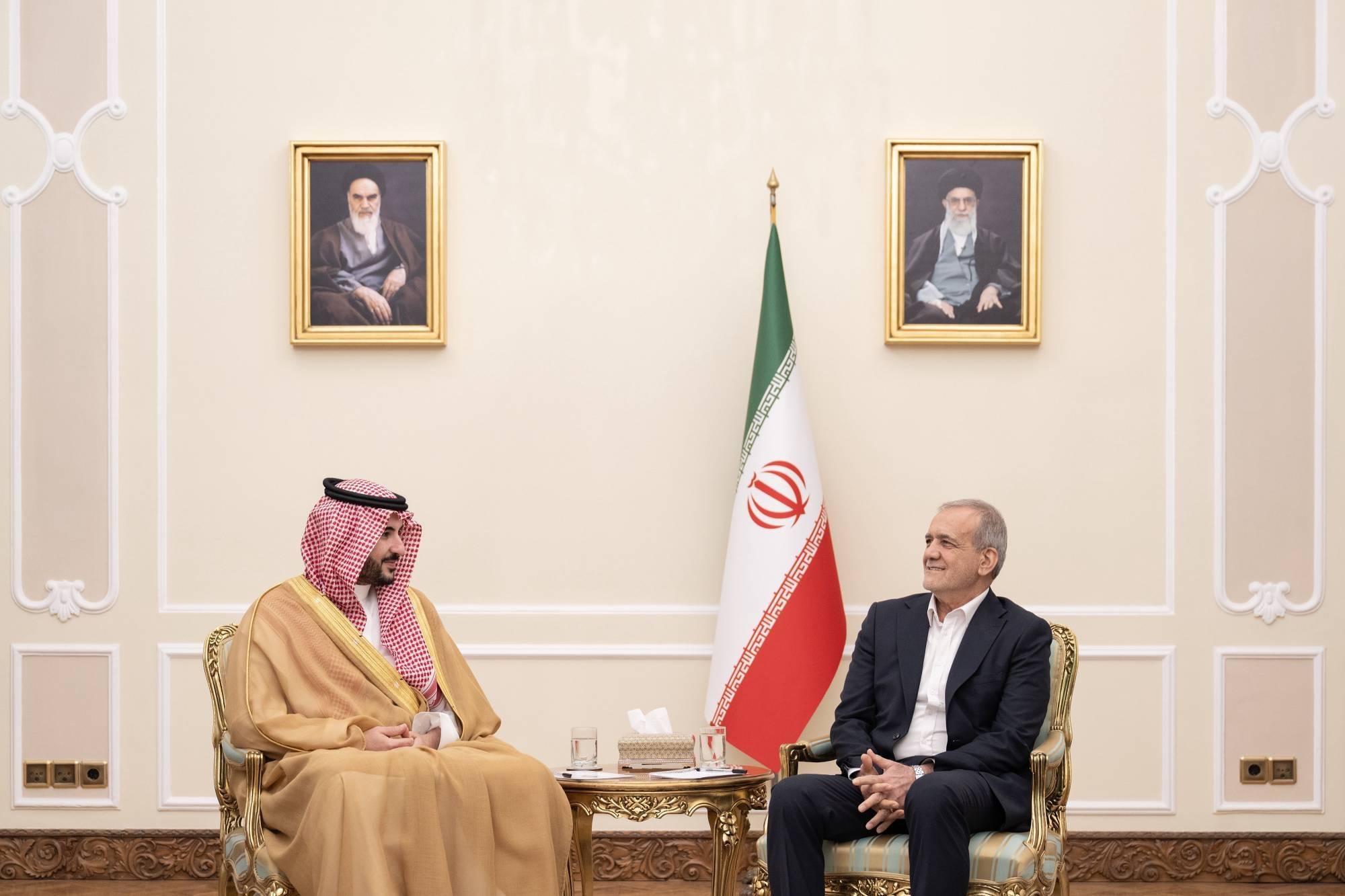 Suudi Arabistan Savunma Bakanı Prens Halid bin Selman'ın Nisan 2025'te Tahran'da İran Cumhurbaşkanı Mesud Pezeşkiyan ile yaptığı görüşmeden (Suudi Arabistan Savunma Bakanlığı)