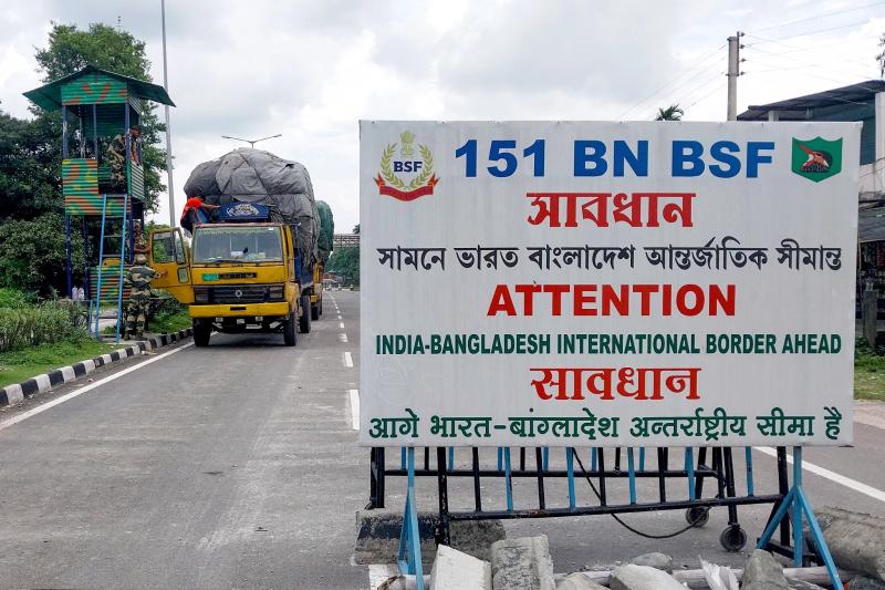 BSF personeli, 7 Ağustos 2024'te Siliguri'nin dışındaki Fulbari'de, Hindistan - Bangladeş sınırında Bangladeş'e malzeme taşıyan kamyonu inceliyor (AFP)