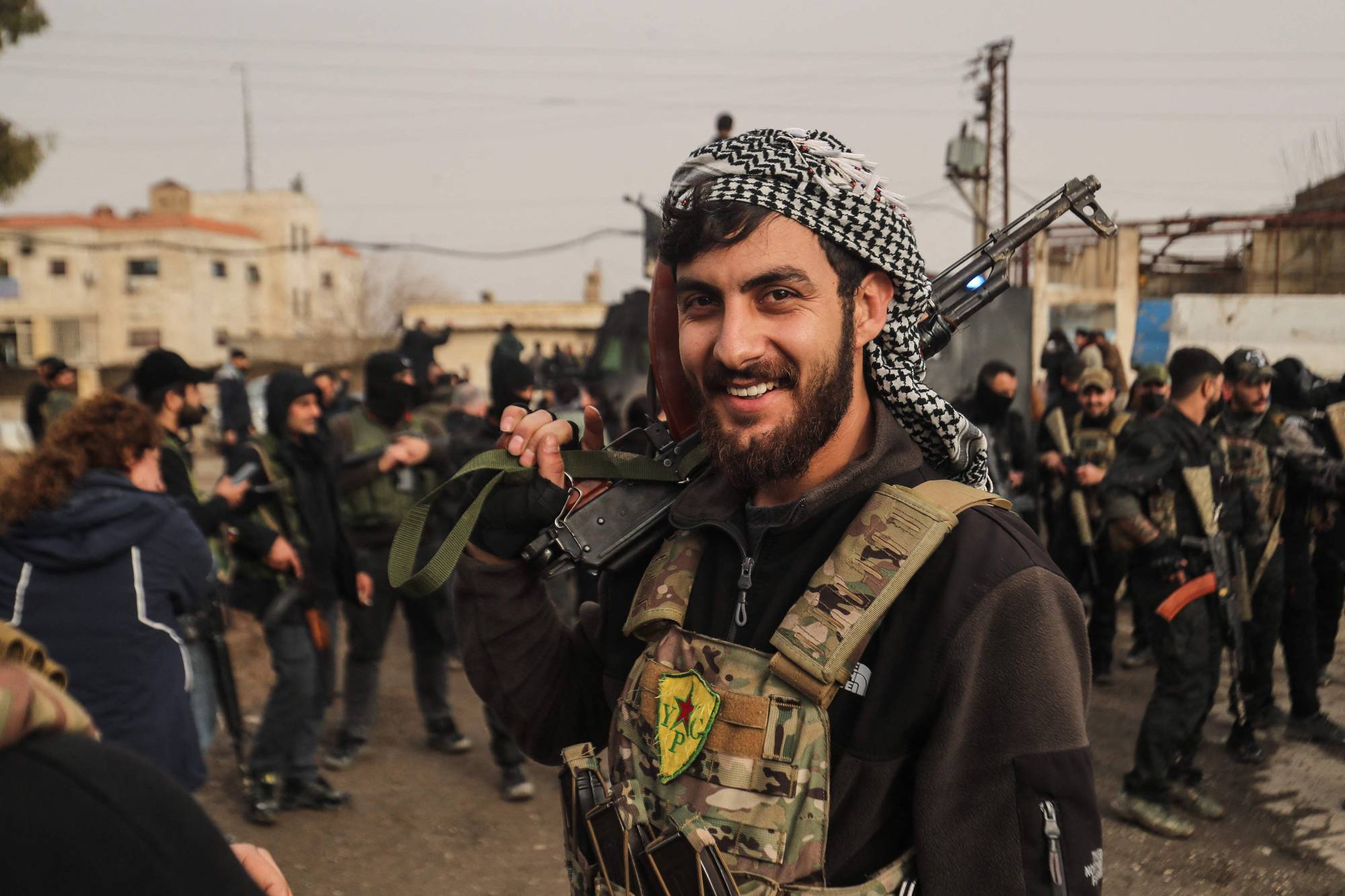 2 Şubat 2026’da hükümet güçlerinin girdiği Suriye’nin Haseke kentinde bir Kürt milis (AFP)