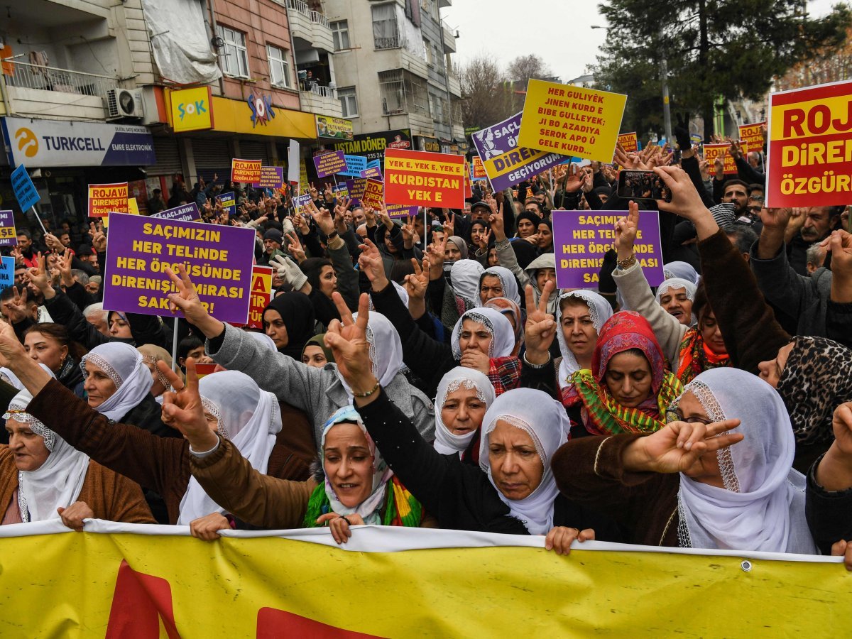 Diyarbakır’da Kürtler, Suriye güçlerinin ülkenin kuzeydoğusundaki Kürt bölgelerine girmesini protesto etti. (AFP)