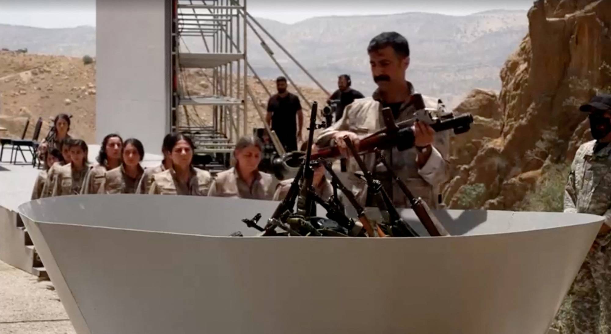 PKK lideri Abdullah Öcalan’ın çağrısına yanıt olarak 11 Temmuz 2025’te Kandil Dağı’nda düzenlenen silah bırakma töreninden (AFP)