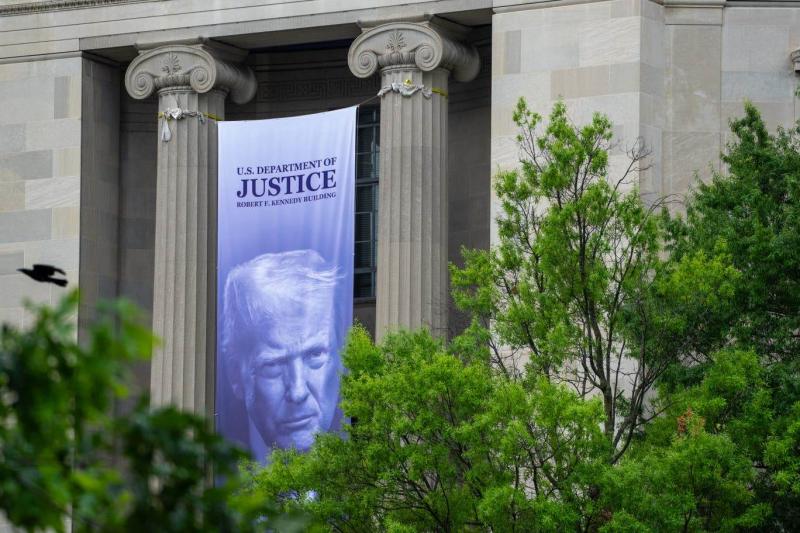 ABD Adalet Bakanlığı, mağdurların gizliliğini korumak amacıyla açıklanmaması gerektiğini savunarak Epstein'le ilgili bazı belgelerin yayımlanmasına karşı çıkmaya devam ediyor (AFP)
