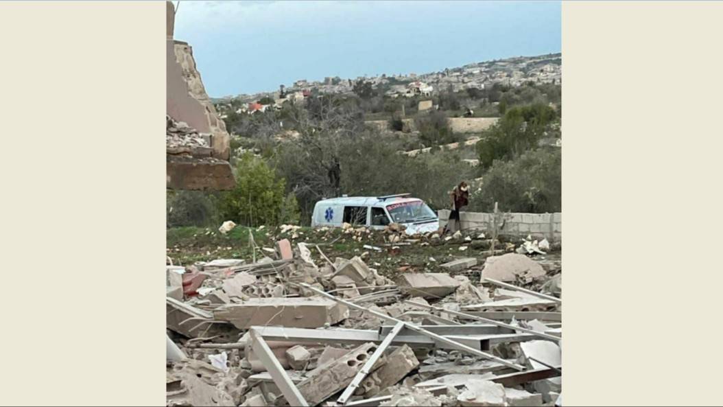 Lübnan’ın güneyindeki sınır kasabası Ayta eş-Şaab’da İsrail güçleri tarafından havaya uçurulan bir evin enkazı (Lübnan Ulusal Haber Ajansı – NNA)