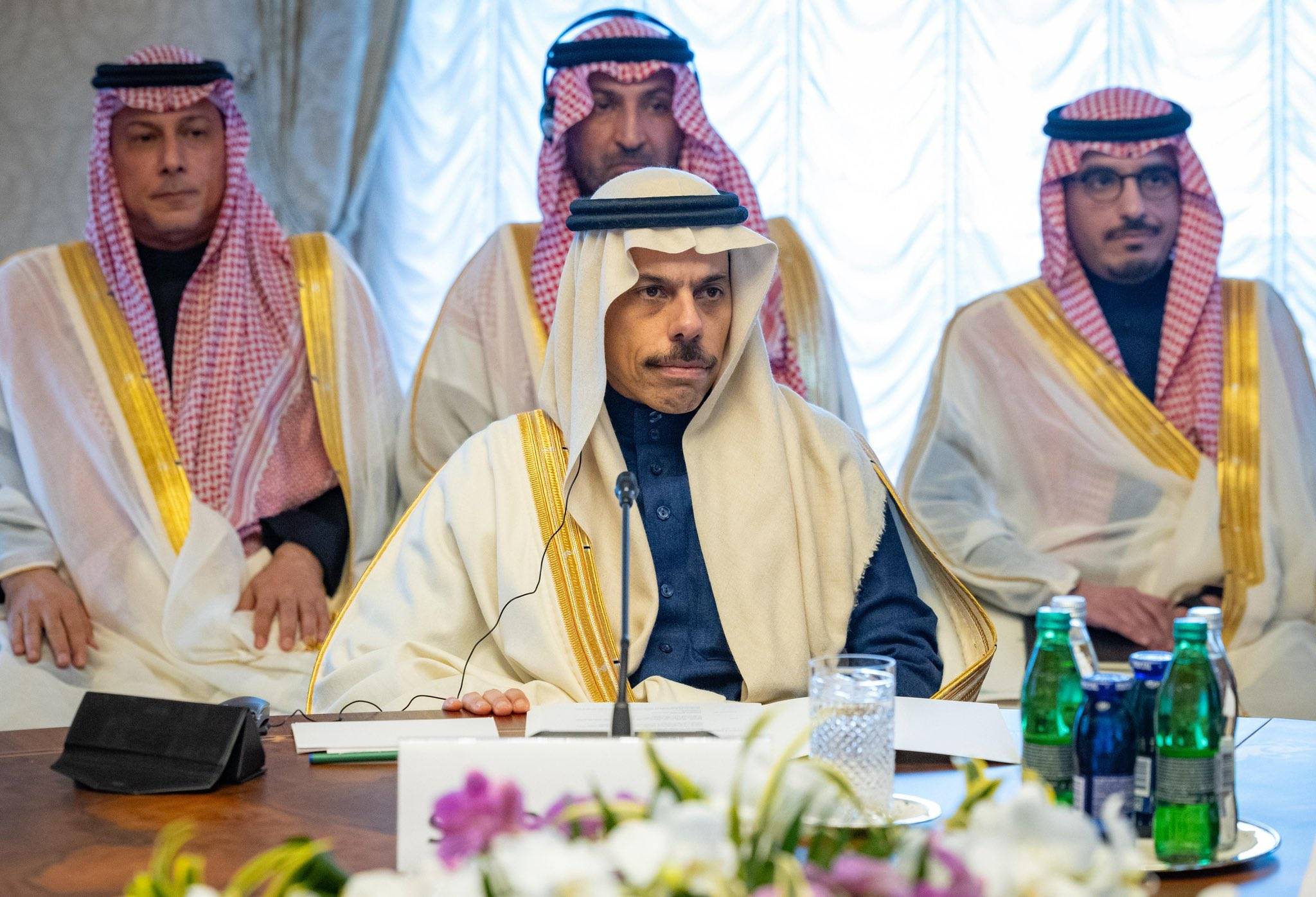 Prens Faysal bin Ferhan, dün Slovenya'nın başkenti Ljubljana'da düzenlenen genişletilmiş görüşmeler oturumunda (Suudi Arabistan Dışişleri Bakanlığı)