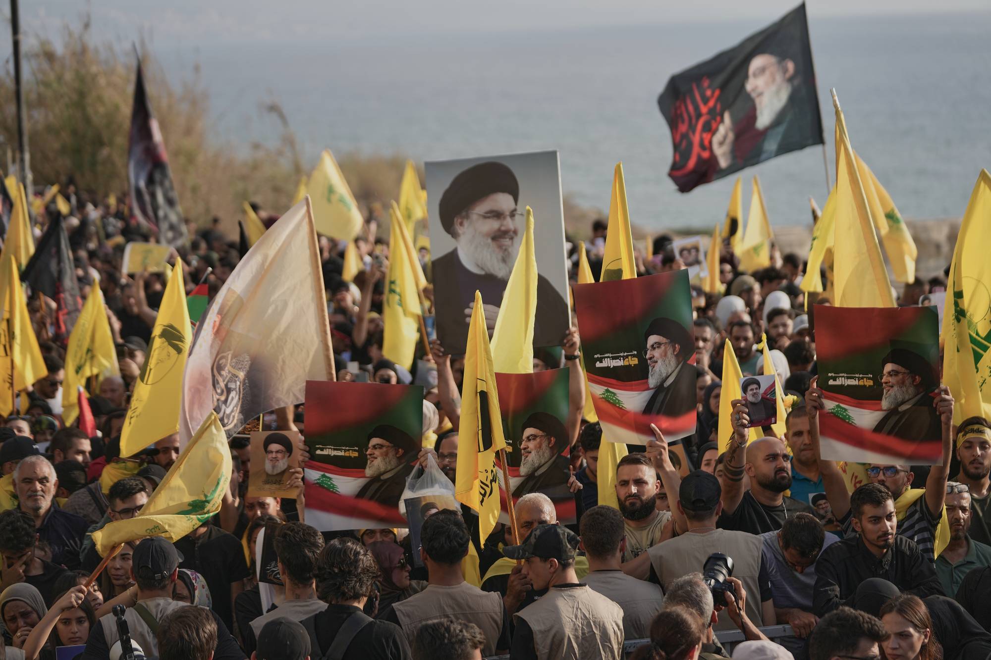 Geçtiğimiz eylül ayında Beyrut sahil şeridindeki Raouche bölgesinde Hizbullah destekçileri, Nasrallah ve Safiyuddin'in suikastlarını anmak için bir araya geldi (AP)