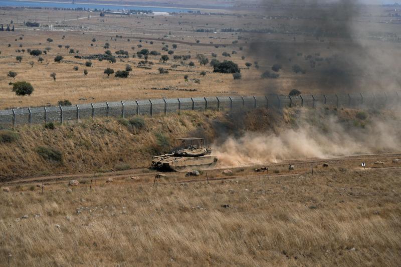Golan'daki 1974 tarihli kuvvetleri ayırma anlaşması, İsrail ve Suriye orduları arasında Birleşmiş Milletler'in denetlediği 75 kilometreden uzun bir tampon bölge oluşturdu. Fotoğrafta bu tampon bölgeyi ihlal eden bir İsrail tankı görülüyor. Suriye Devlet Başkanı Ahmed Şara'nın aile kökleri de Golan'a dayanıyor. (Reuters)
