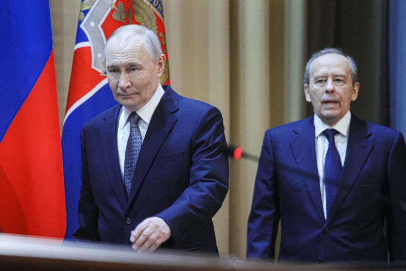 FSB Direktörü Aleksandr Bortnikov (sağda), Ratcliffe'le görüştü. Rusya Devlet Başkanı Putin (solda) görüşmeler hakkında bilgilendirildi ancak toplantıya katılmadı (AFP)