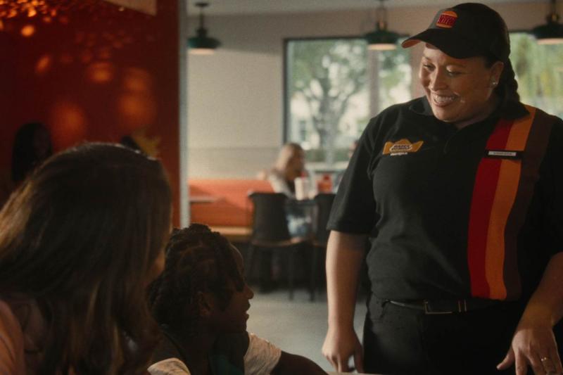 Burger King, insanlar arası etkileşimlere ağırlık vermek için restoranlarının düzenini değiştiriyor. Şirketten bir yönetici perşembe günü The Wall Street Journal'a yaptığı açıklamada, "Buna önem vermeliyiz çünkü bu unsur fast food sektöründe giderek azalıyor" dedi (Burger King)