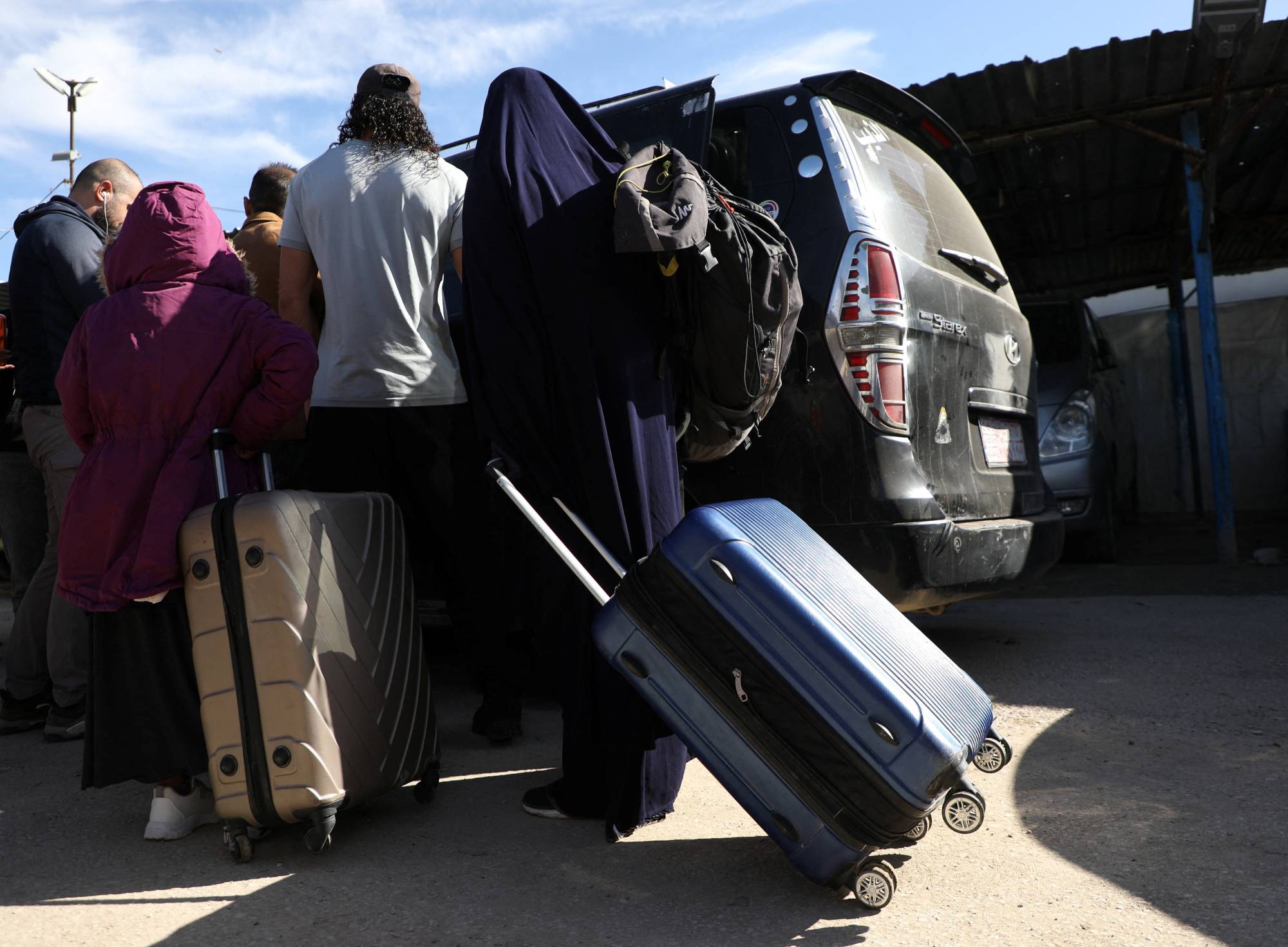 Avustralyalı ailelerin üyeleri Suriye'nin kuzeydoğusundaki Roj kampından ayrılıyor (Reuters)