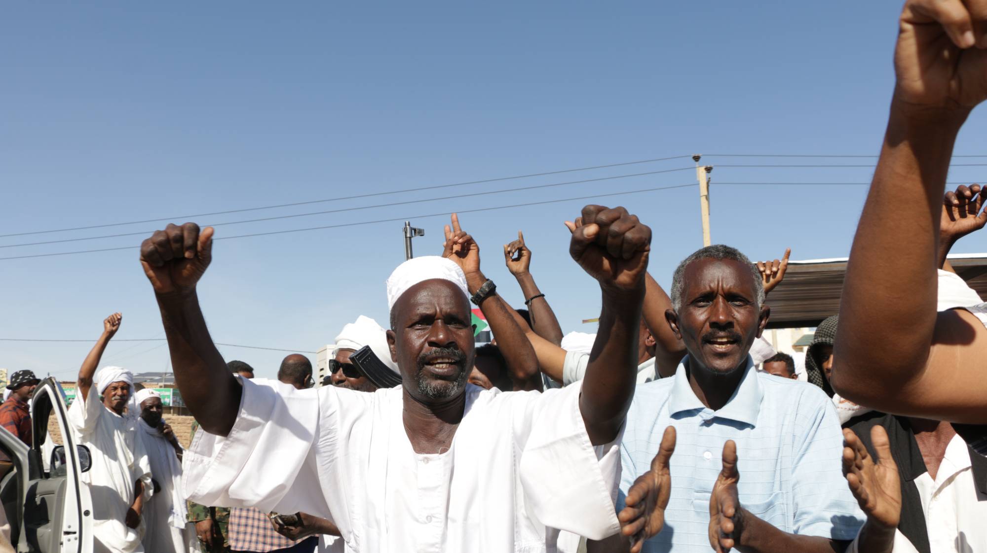 Sudanlılar, "Hızlı Destek Kuvvetleri"nin ihlallerini kınamak için düzenlenen bir gösteride, (EPA)