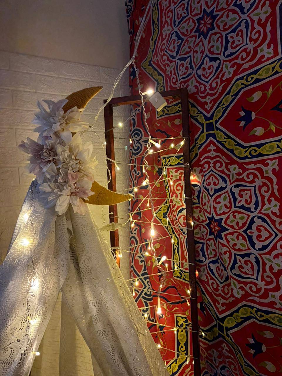 Safa el-Hasanat’ın Deyr el-Belah'taki çadırında, kağıttan yapılmış hilal ve mendillerden yapılmış süslemeler.