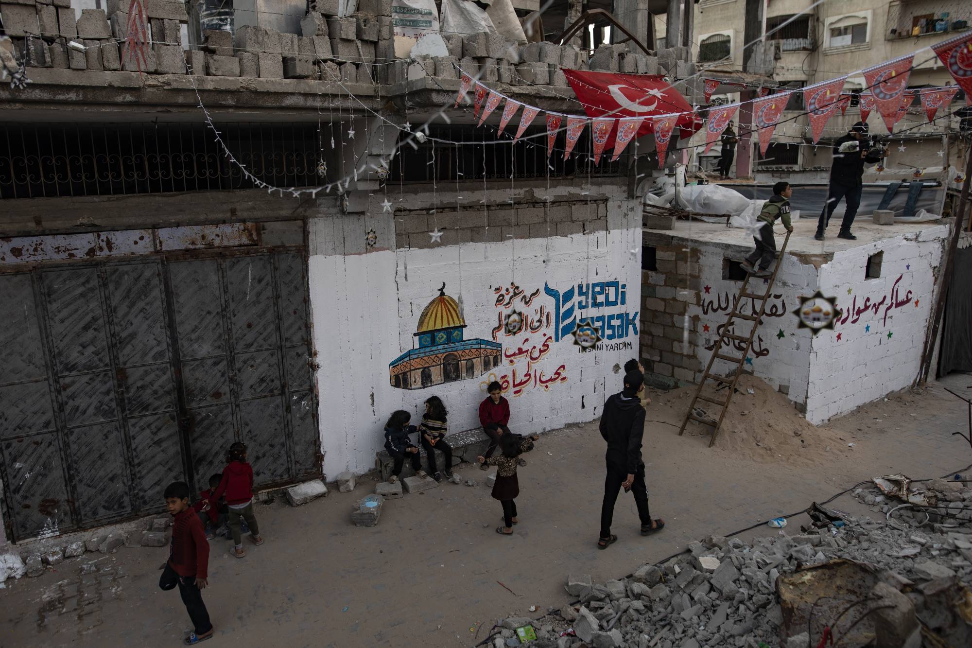 Gazze Şeridi'ndeki zorlu yaşam koşulları, sakinlerinin Ramazan ayını karşılamaya hazırlanmalarına engel olmadı (EPA)