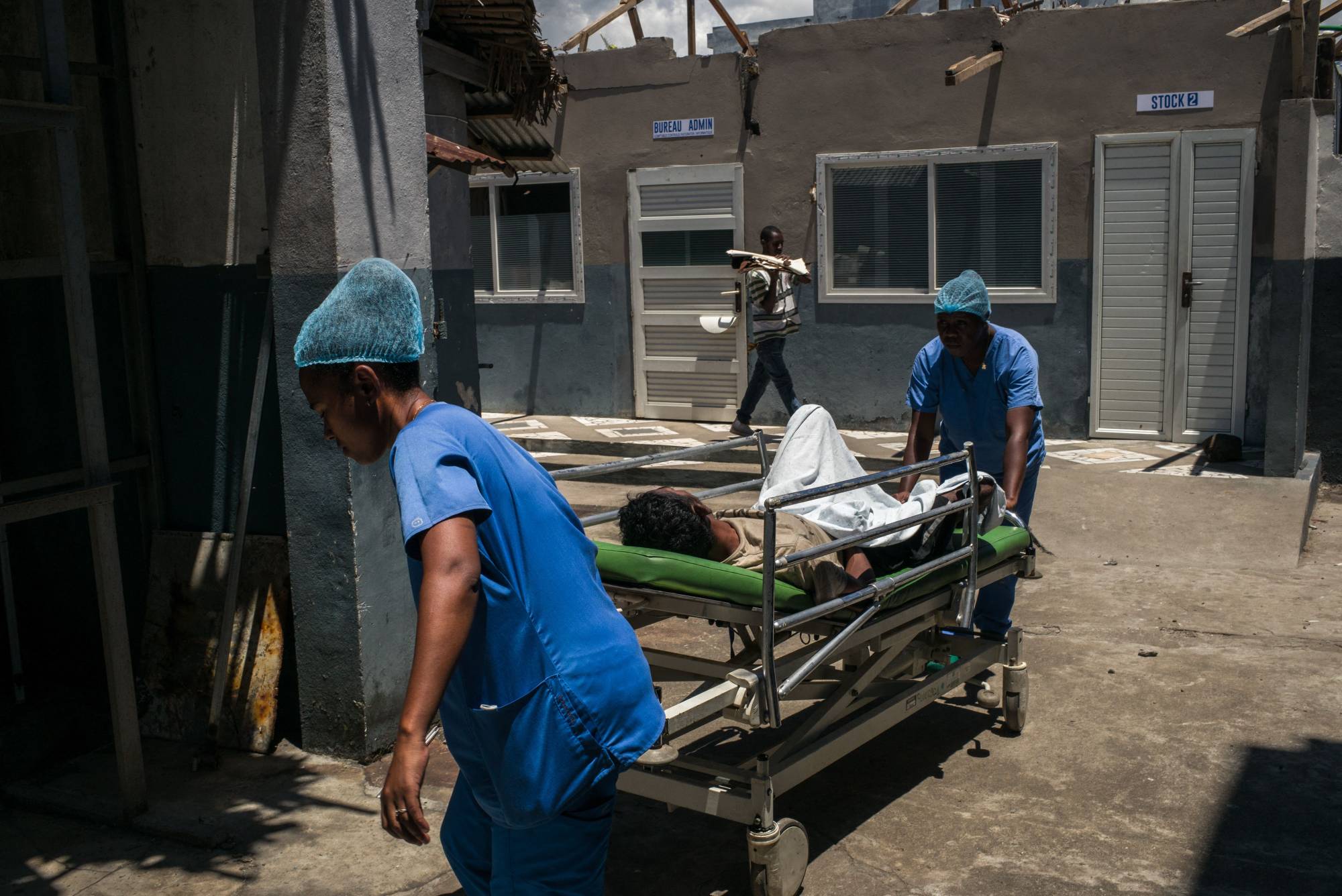 El-Zayidi, özel tıp sektörünü kontrol edenlerin çoğunluğunun, daireleri kliniklere dönüştüren "aracı ve tüccarlar" olduğunu belirtiyor, (AFP)