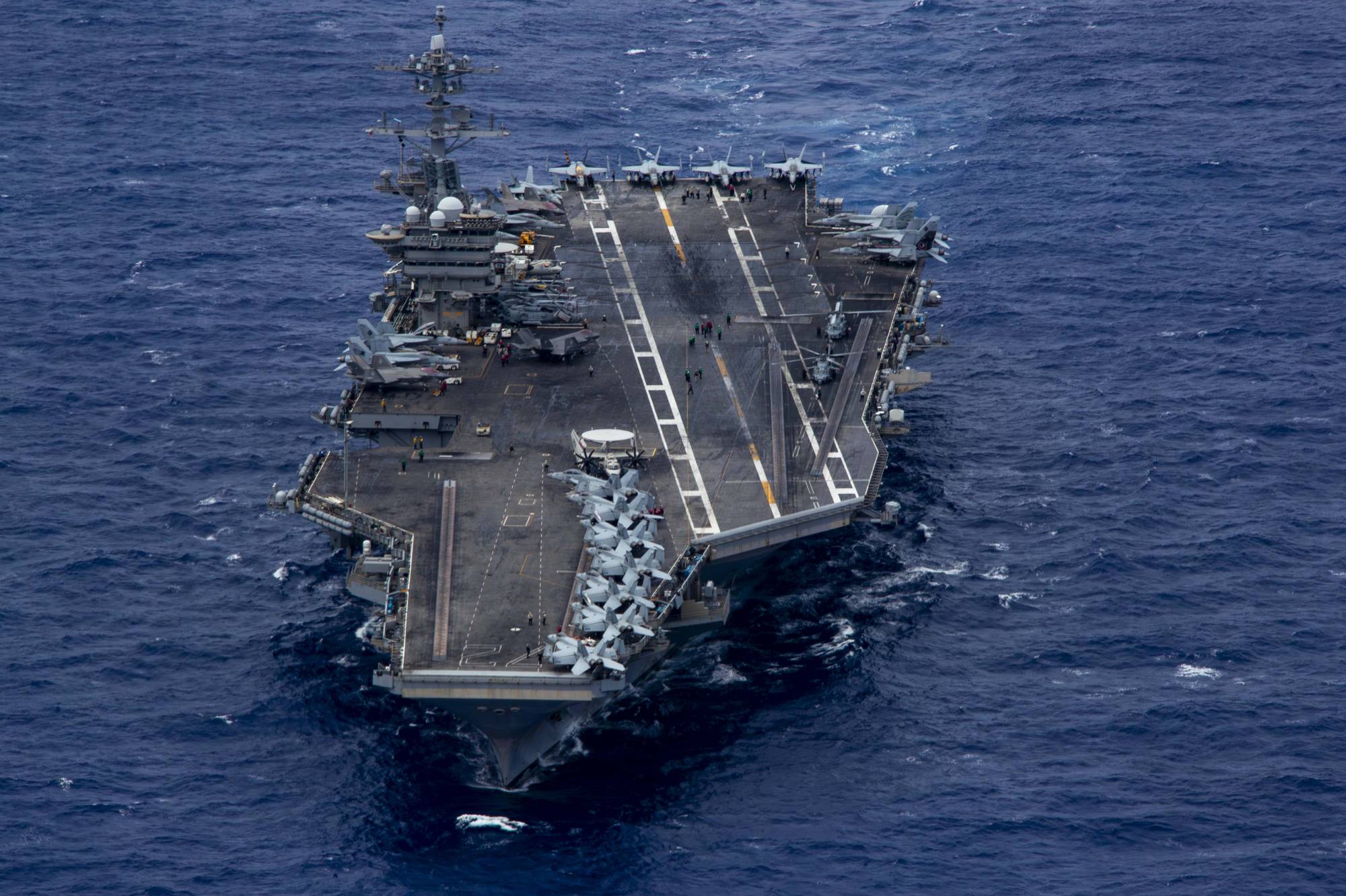  "Abraham Lincoln" uçak gemisi, 8 Ocak'ta rotasını Ortadoğu'ya çevirmeden önce Pasifik Okyanusu'nda seyrediyor (ABD ordusu)