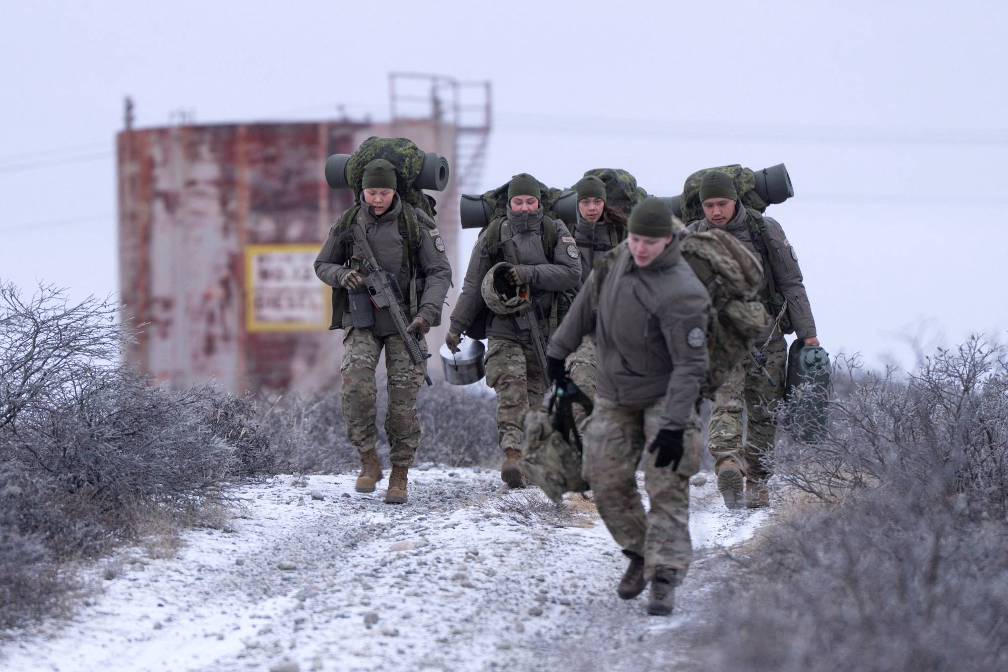 Danimarka Kutup Komutanlığı tarafından Grönland’da düzenlenen bir eğitim tatbikatına katılan askerler (Reuters)