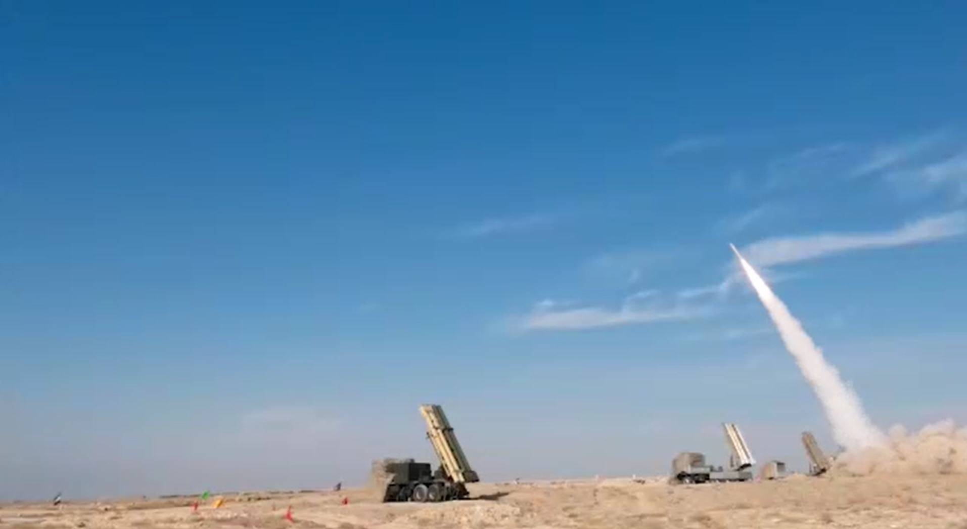  İran devlet televizyonunun dün ülkenin güneyinde gerçekleştirilen tatbikatlara ilişkin yayınladığı görüntüler