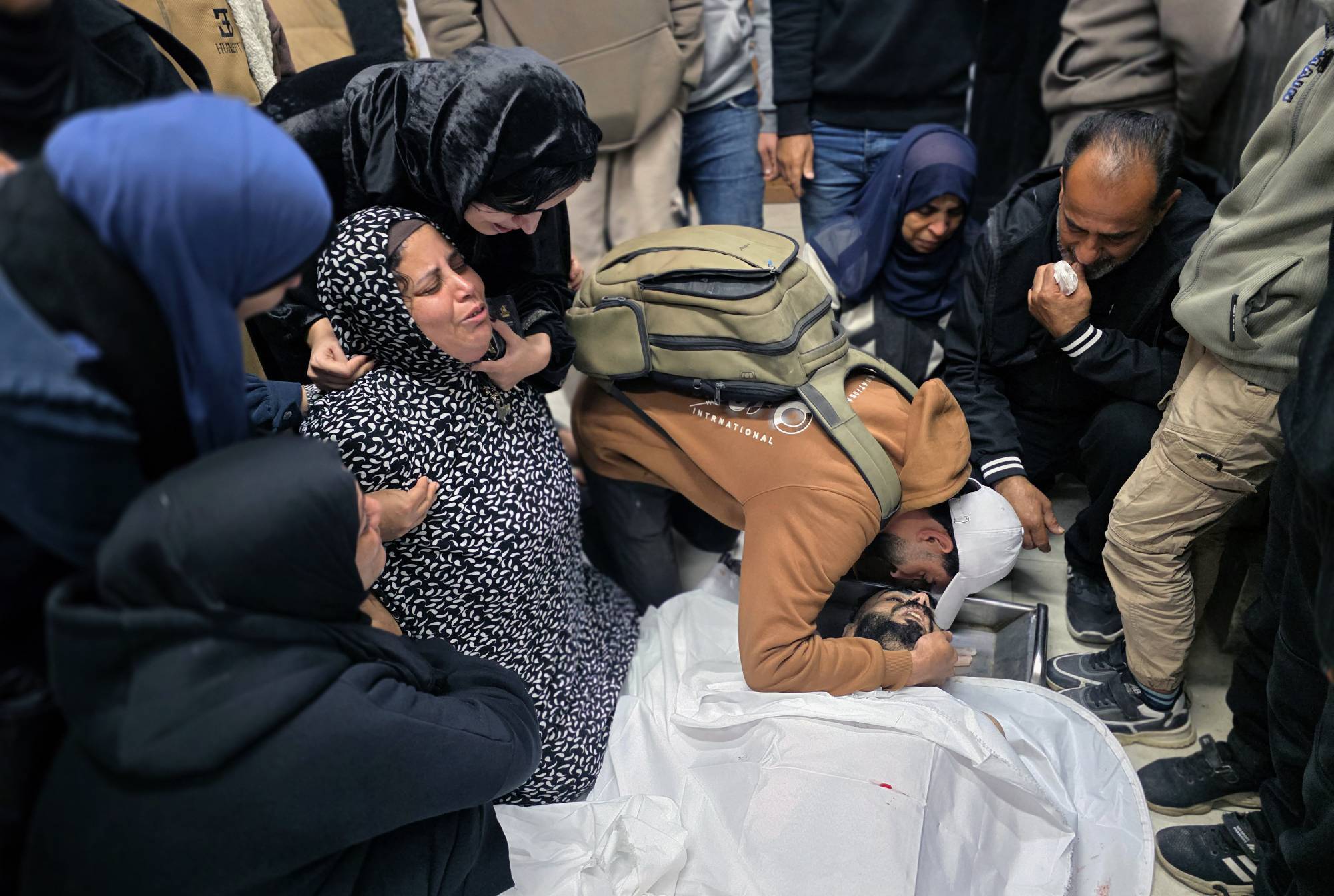  Filistinliler, Han Yunus'ta 19 Şubat'ta İsrail ordusunun açtığı ateş sonucu hayatını kaybeden bir akrabaları için yas tutuyor (DPA)