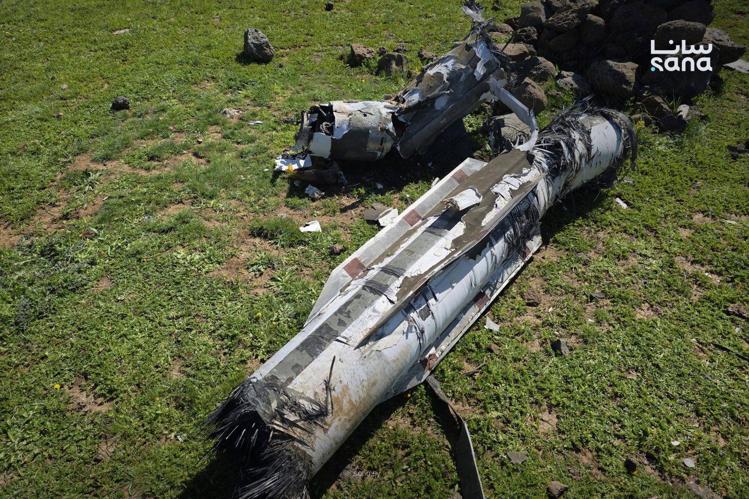 Kuneytra bölgesine düşen İran füzesinin enkazı (SANA)