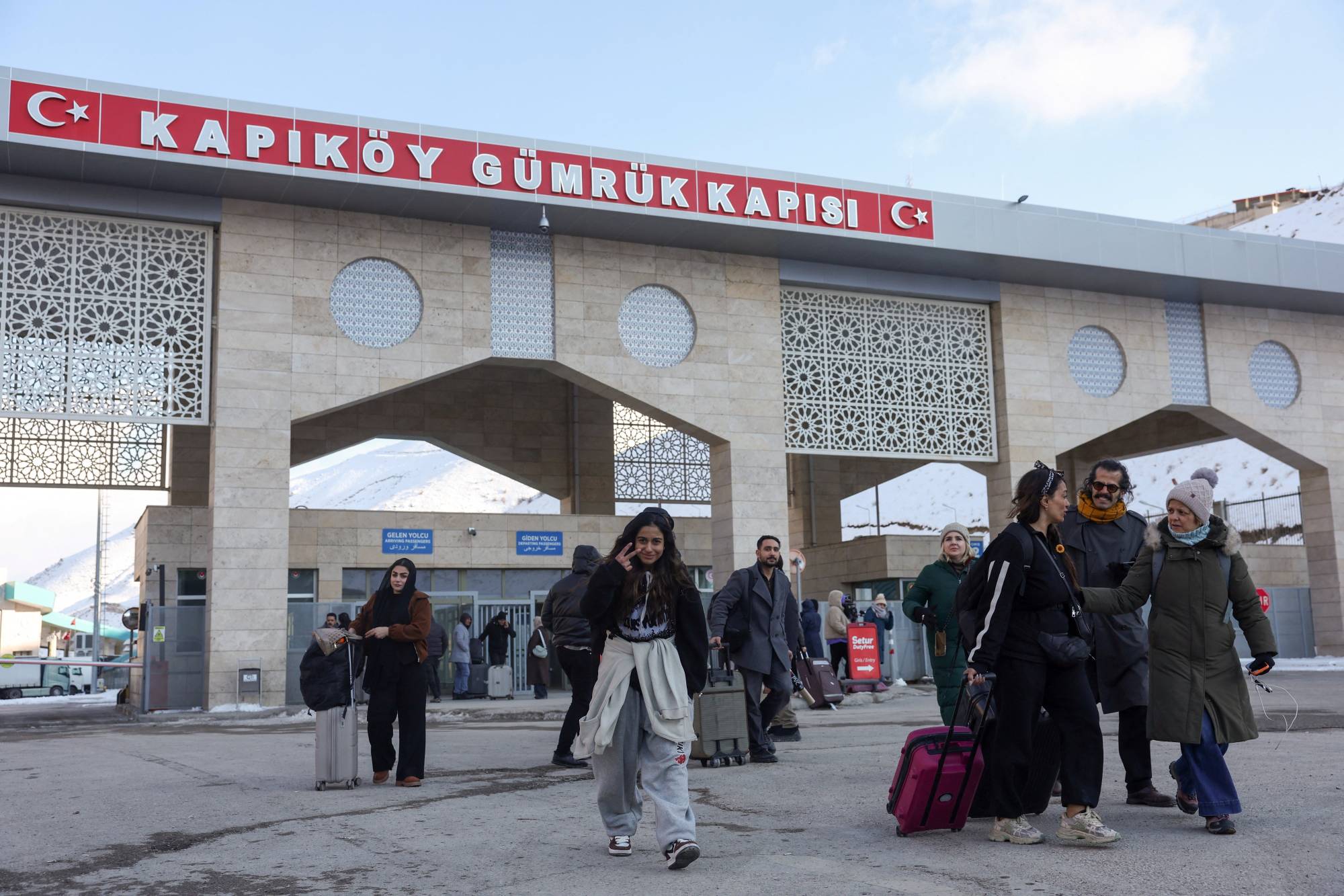 Türk vatandaşları bugün Türkiye'nin doğusundaki Van ilinde bulunan İran sınırındaki Kapıköy sınır kapısından geçerek ülkelerine geri döndüler (Reuters)