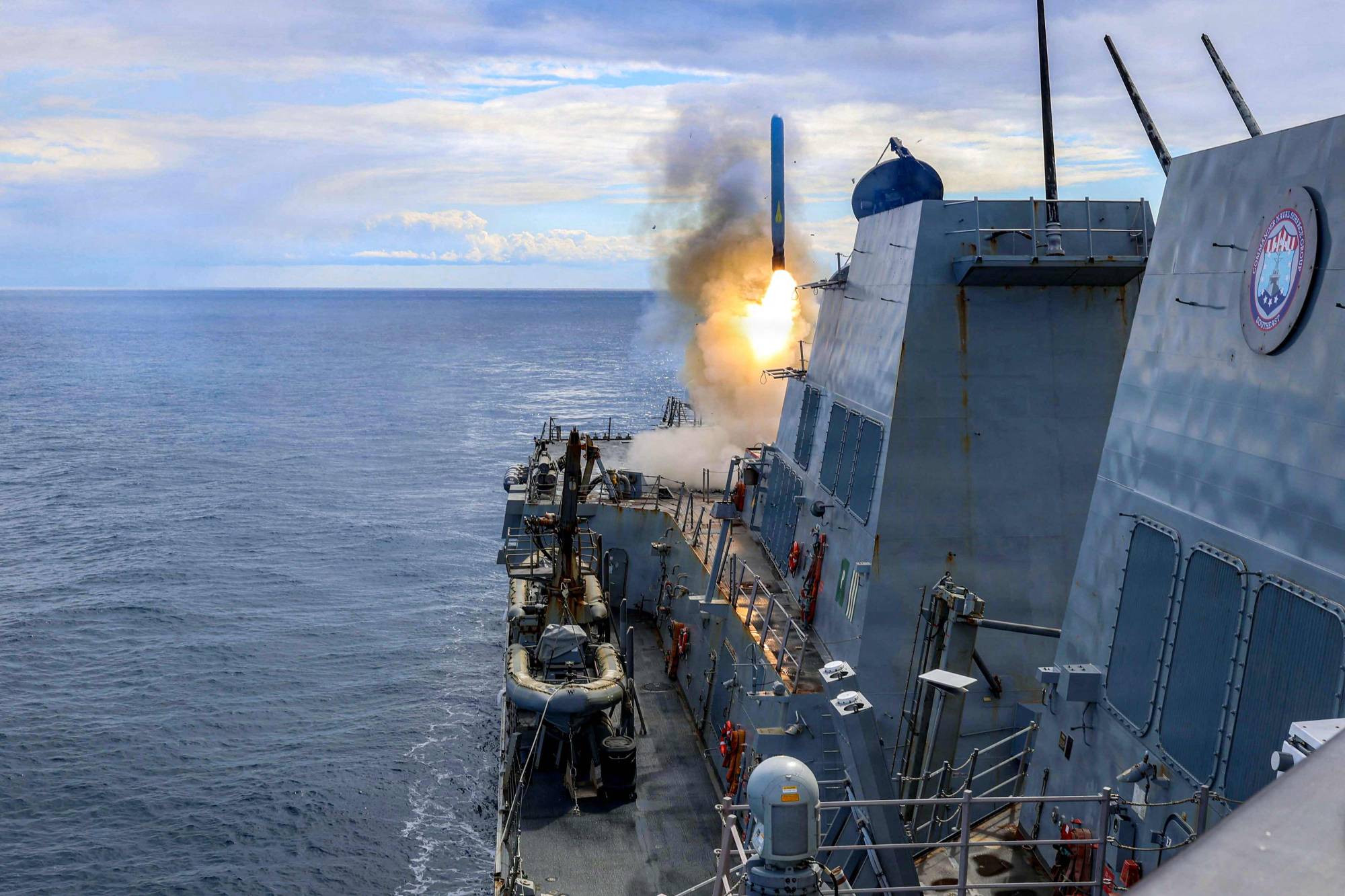 Arleigh Burke sınıfı güdümlü füze destroyeri USS Thomas Hudner, 1 Mart 2026’da Epic Fury Operasyonu’nu desteklemek için bir Tomahawk kara saldırı füzesi fırlatıyor, (AFP)