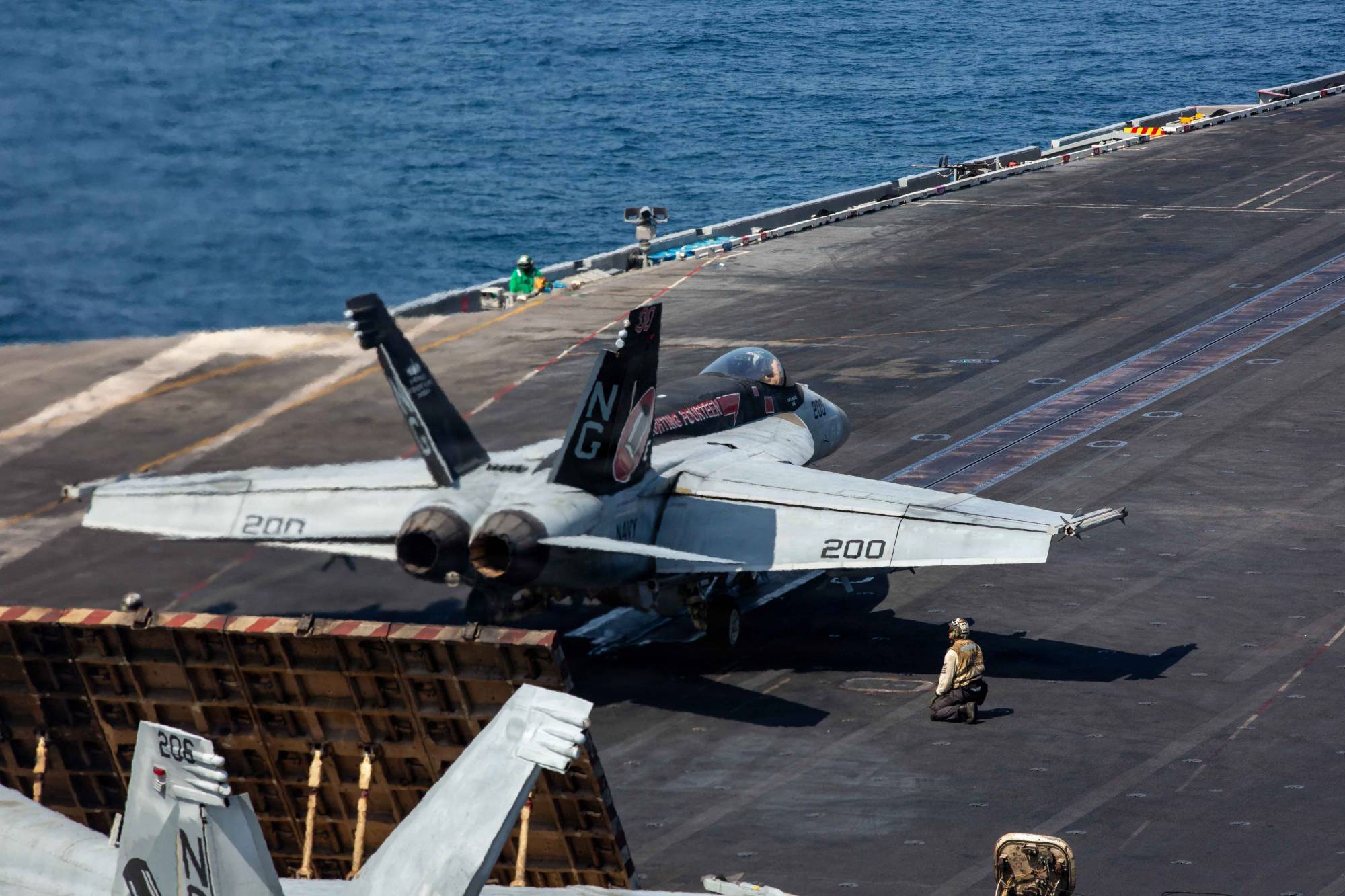 ABD Merkez Kuvvetler Komutanlığı (CENTCOM) tarafından yayınlanan fotoğrafta, USS Abraham Lincoln uçak gemisinden kalkış yapan bir F-18 görülüyor. (AFP)