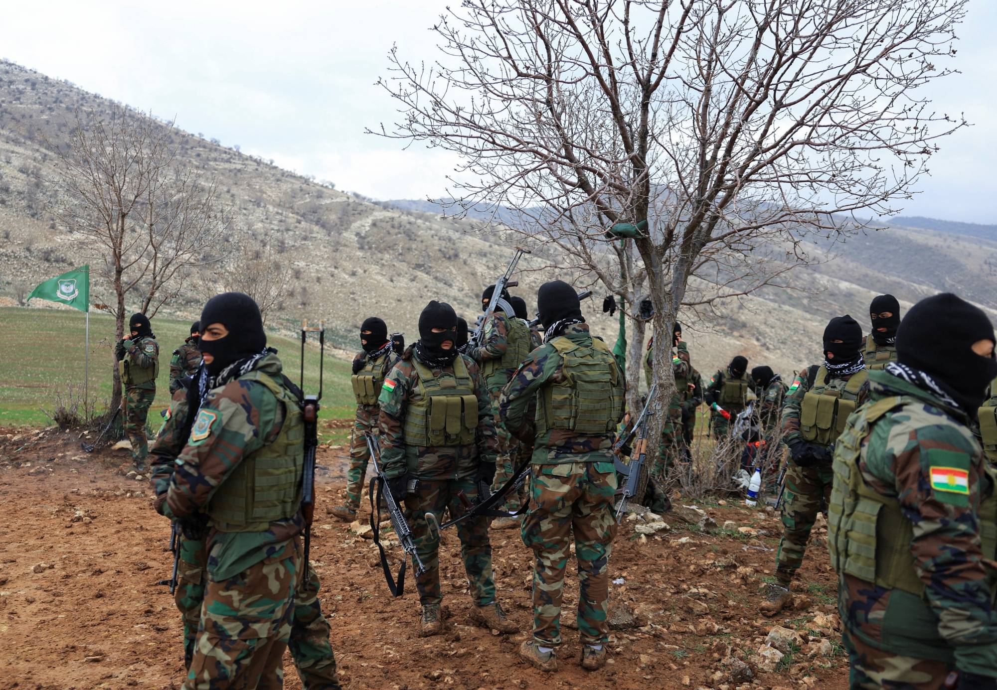 Erbil kentinin dışındaki bir üste eğitim kursuna katılan Kürdistan Özgür Yaşam Partisi’ne (PJAK) mensup Kürt savaşçılar (Reuters)