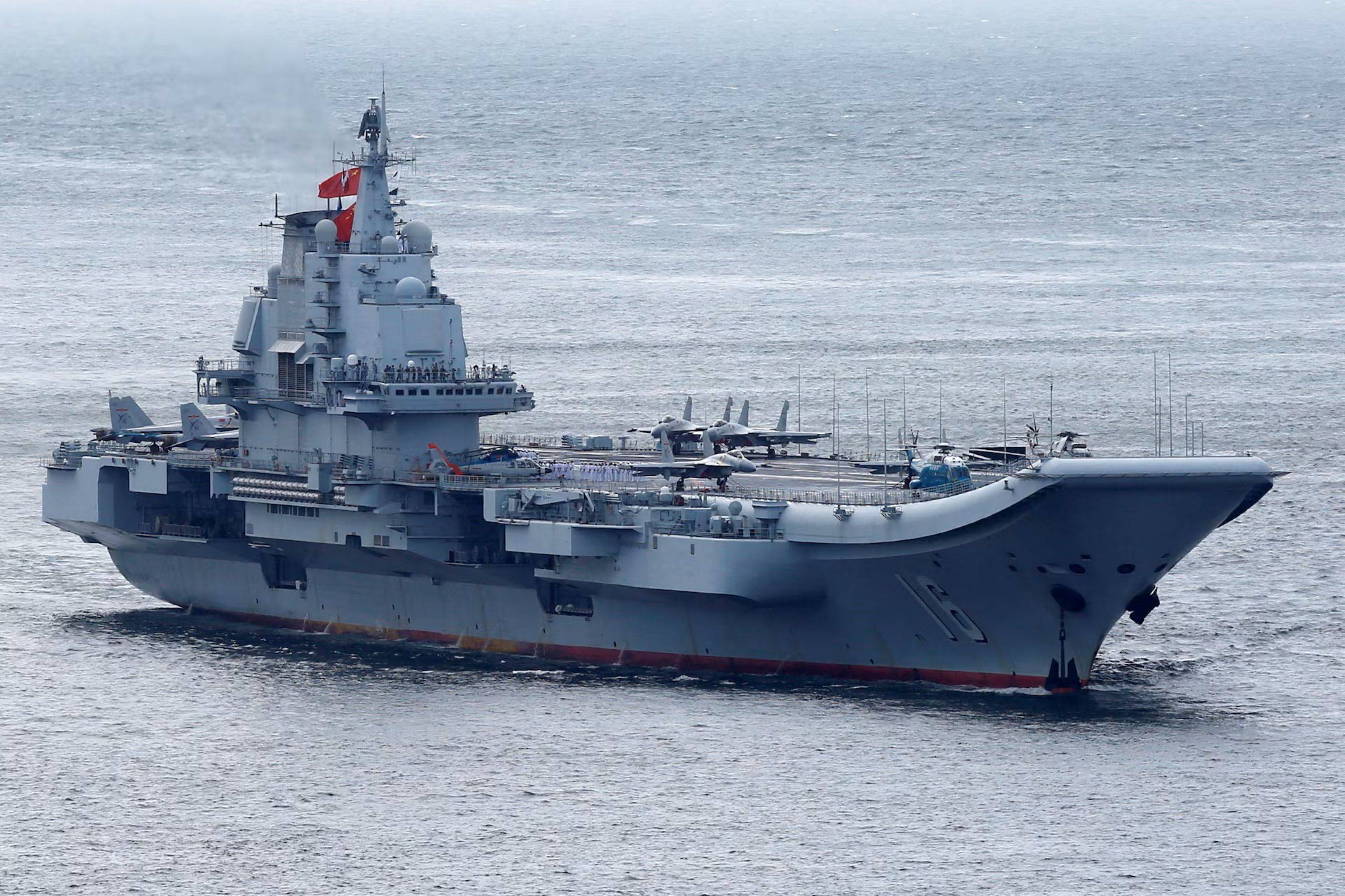 Çin’in inşa ettiği ilk uçak gemisi ‘Liaoning’… Çin’in şu anda 3 uçak gemisi bulunuyor. (Arşiv – Reuters)