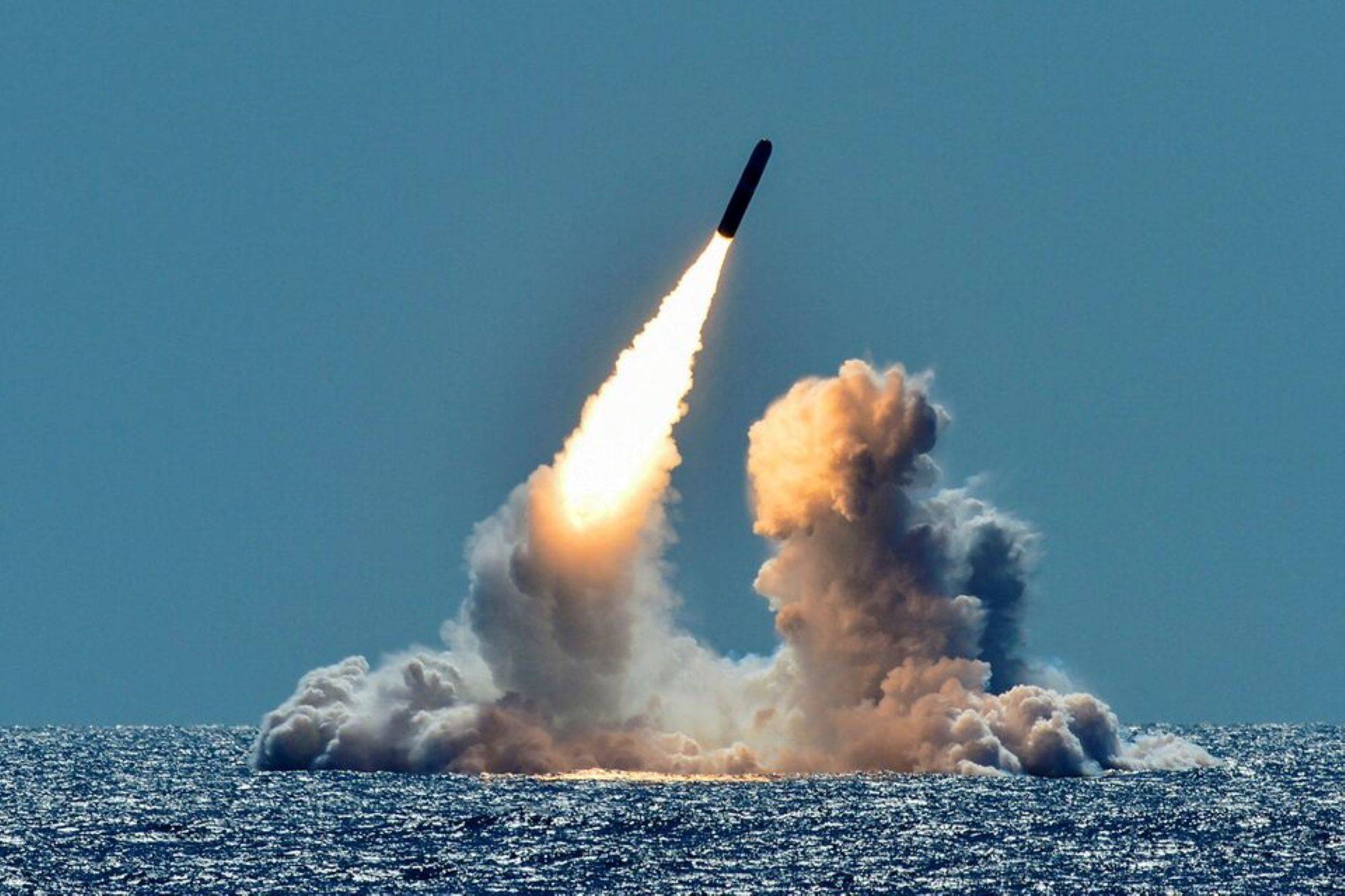 Kaliforniya açıklarında bir ABD denizaltısından Trident füzesinin fırlatılması denemesi (Arşiv – Reuters)