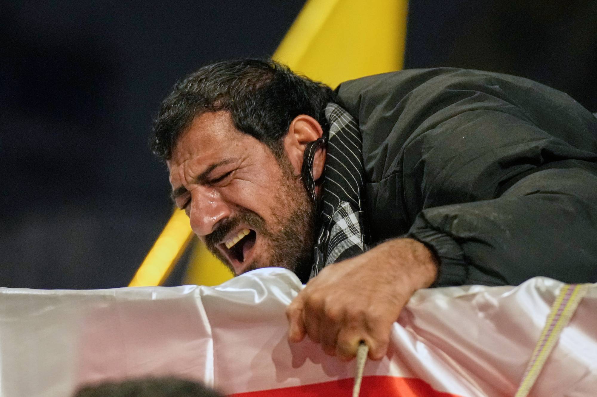 Suriye sınırına yakın el-Kaim kasabasına düzenlenen hava saldırısında hayatını kaybeden Irak Haşdi Şabi mensuplarının cenaze töreninde yas tutanlar (Reuters)