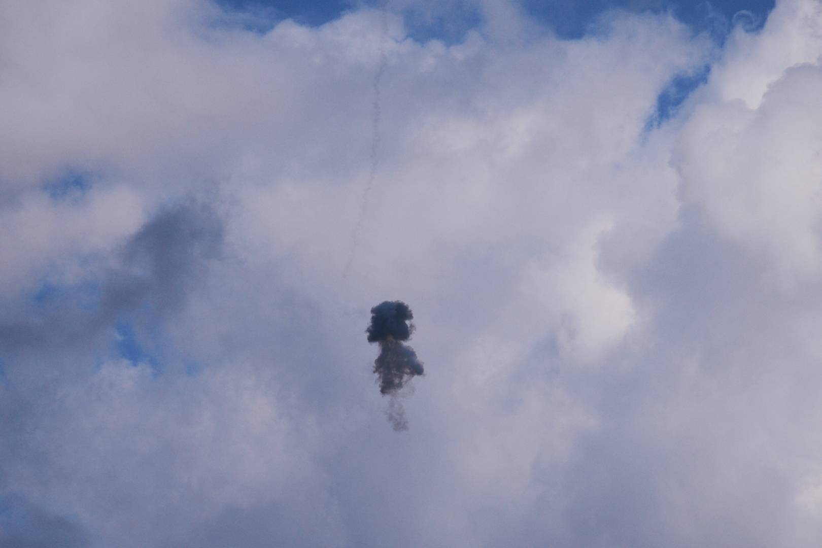  İsrail hava savunma sisteminin, Hizbullah'ın Lübnan'dan Kiryat Şmona'ya doğru fırlattığı bir füzeyi engellemesi sonucu duman yükseliyor (AP)