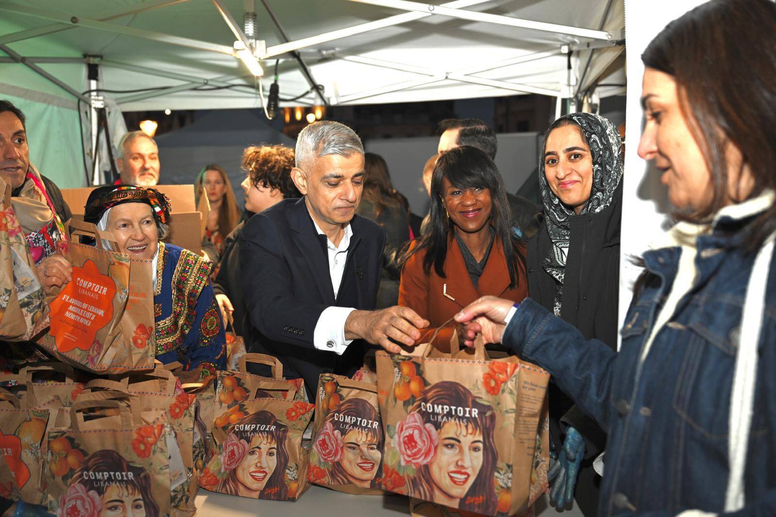 Farklı kültürlerden, dinlerden ve geçmişlerden binlerce insan, Trafalgar Meydanı'nda düzenlenen açık iftar yemeğinde mübarek Ramazan ayını kutladı.