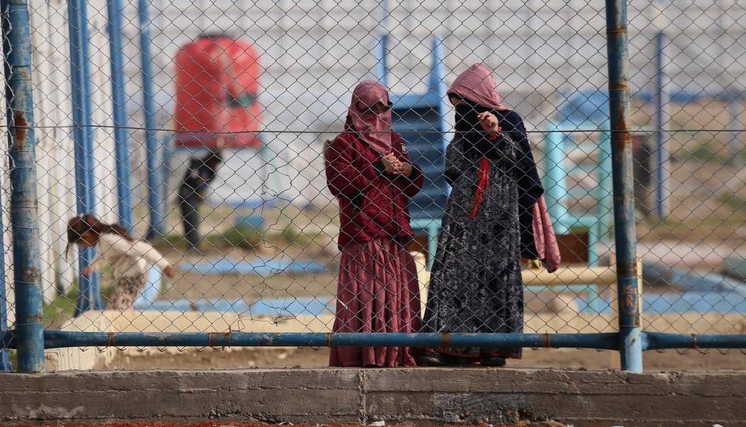 Suriye'nin kuzeydoğusundaki Roj kampının duvarları ardında DEAŞ üyelerinden ikisinin eşleri (AP)