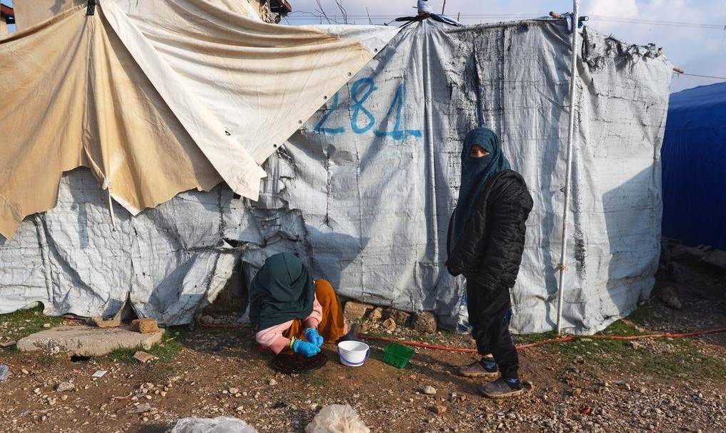 DEAŞ militanlarının eşleri ve çocukları, Suriye'nin kuzeydoğusundaki Roj kampında zorlu koşullar altında yaşıyor (AP)