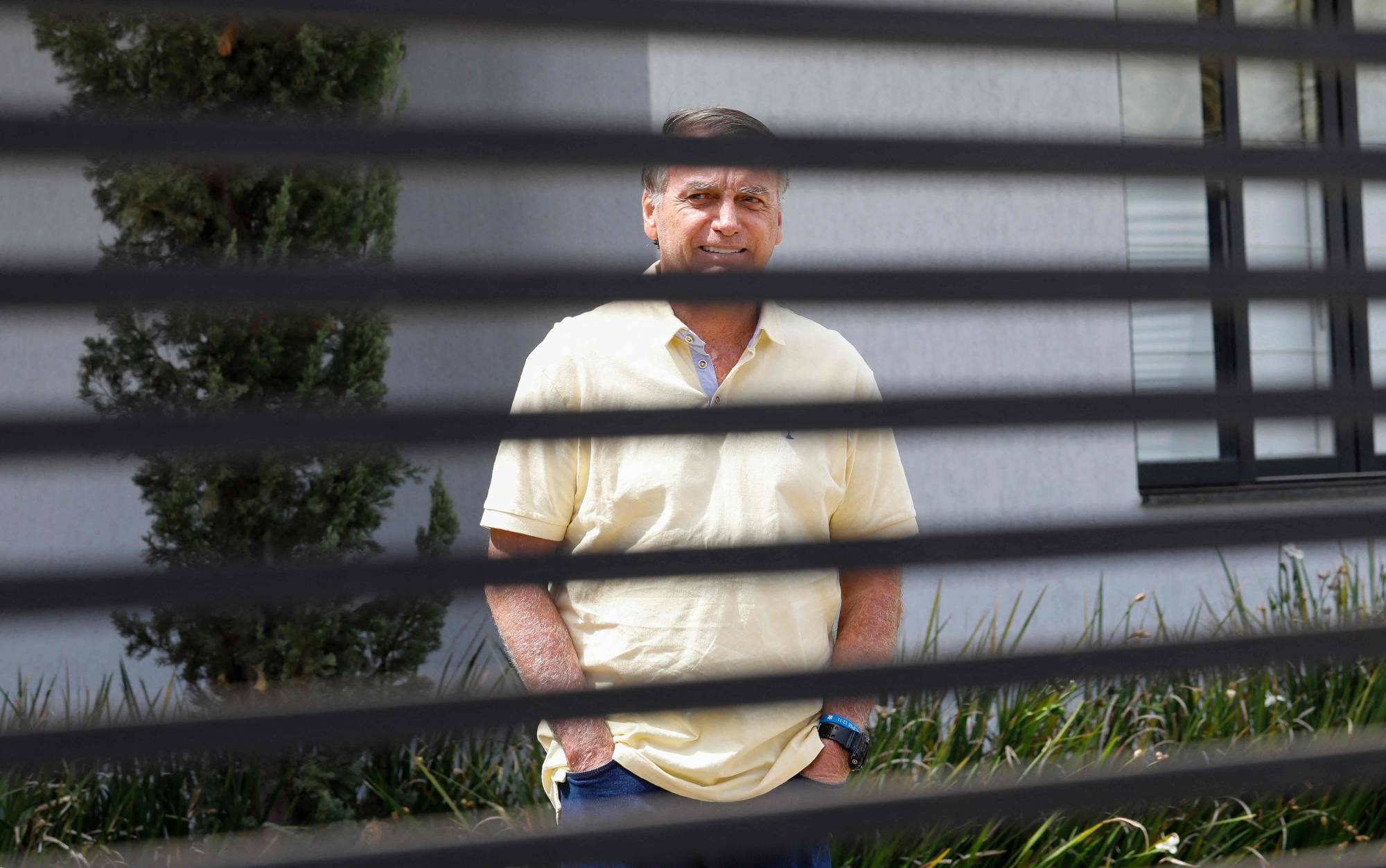 Brezilya'nın eski Cumhurbaşkanı Jair Bolsonaro, Brasilia'daki konutunda görüntülendi (AFP)