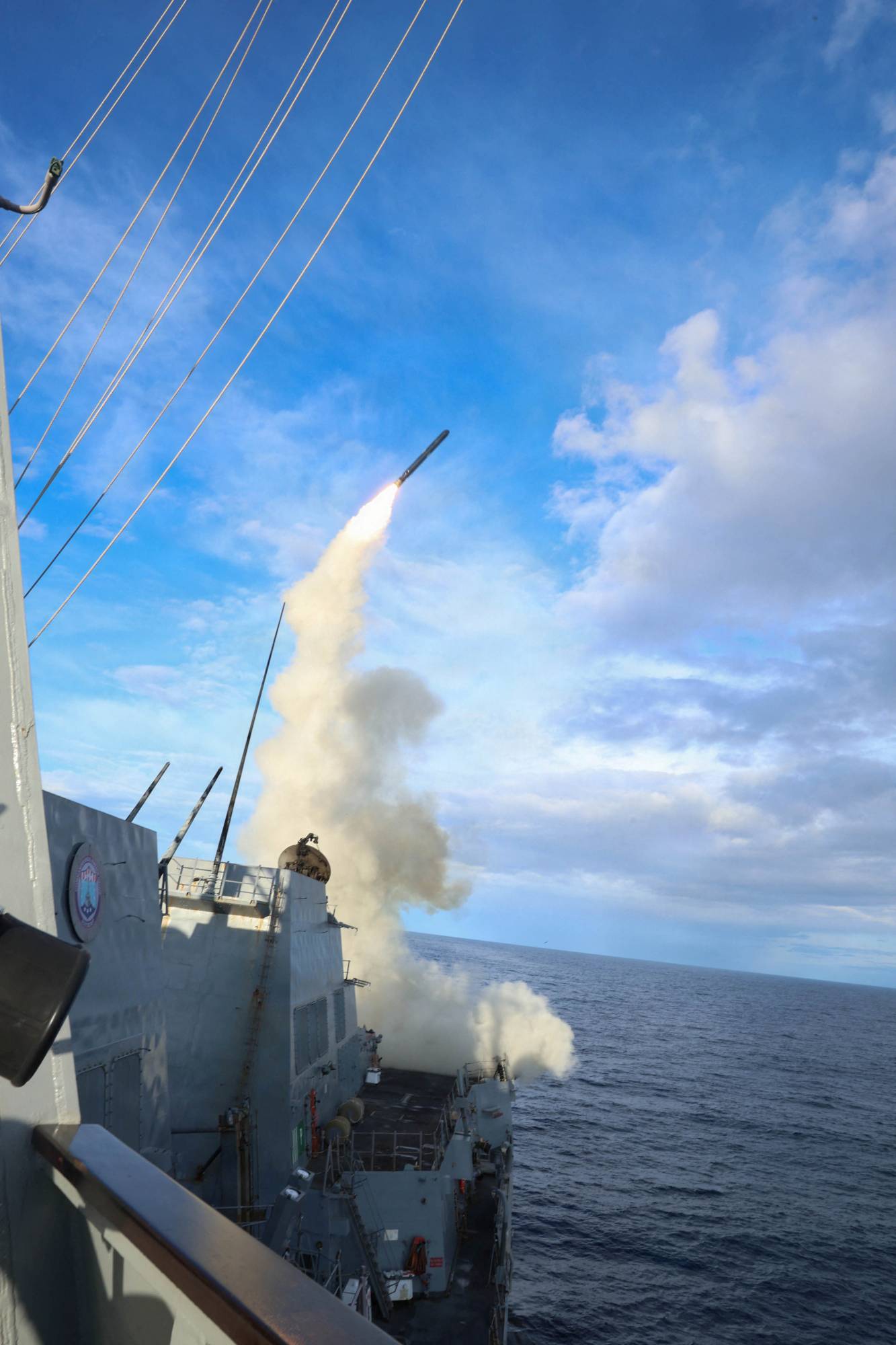 Güdümlü füze destroyeri USS Thomas Hudner, açıklanmayan bir yerden İran topraklarına Tomahawk seyir füzesi fırlattı. (Reuters)