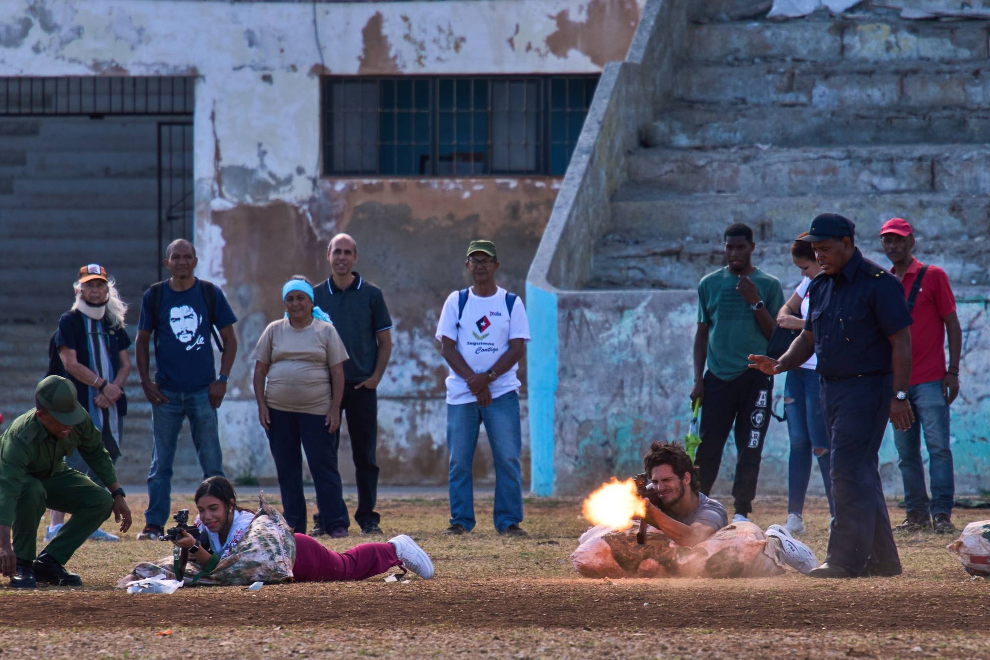 Kübalı siviller Havana'da askeri eğitim tatbikatlarını izliyor (AP)