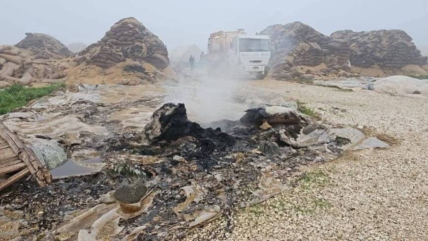  ABD hava savunma sistemlerinin dün kamikaze İHA’ları düşürmesinin ardından Kasrak üssü yakınlarındaki bir buğday deposunda maddi hasar meydana geldi (Fırat Post)