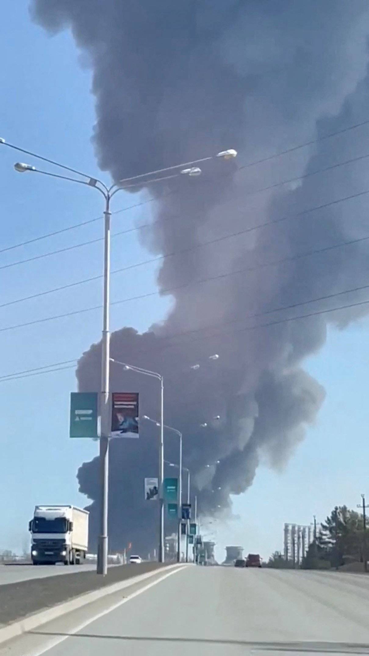  31 Mart 2026'da Rusya'nın Nizhnekamsk kentindeki bir petrokimya tesisinde çıkan yangından dumanlar yükseliyor. (Reuters)