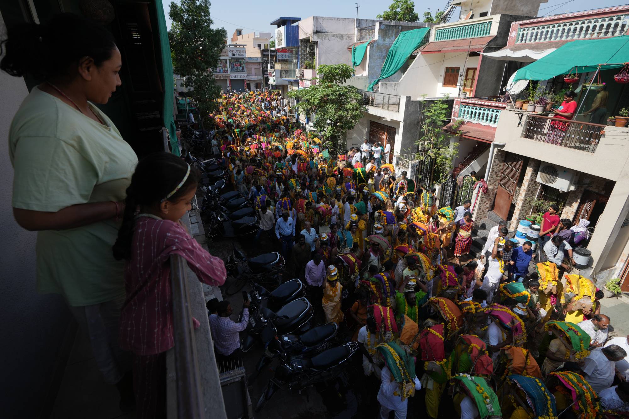 Hindistan’ın Ahmedabad kentinde düzenlenen bir festivalde dini geçit törenine katılan Hindular (AP)