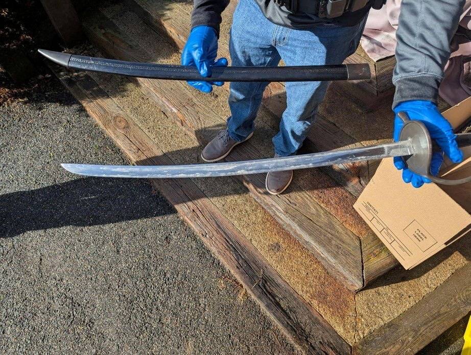  Andrew Emerald'ın Massachusetts, Great Barrington'da gözaltına alınmasının ardından kesici aletler bulundu (Reuters)