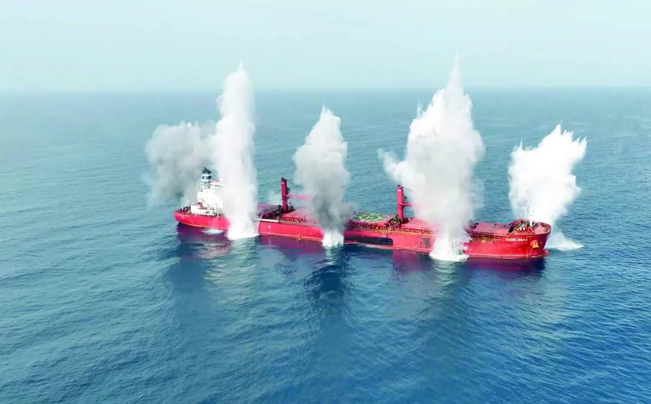 Yunan gemisi Magic Seas’ın Kızıldeniz’de Husiler tarafından vurulduğu an (EPA)