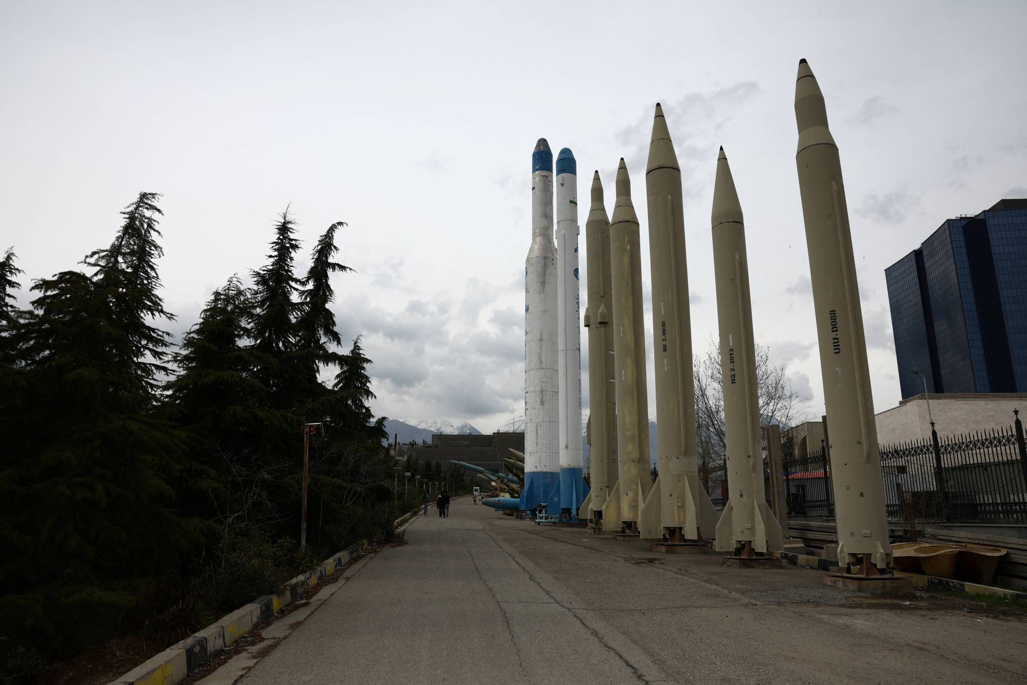 İran’ın başkenti Tahran’daki bir parkta 26 Mart’ta sergilenen İran füzeleri (Reuters)