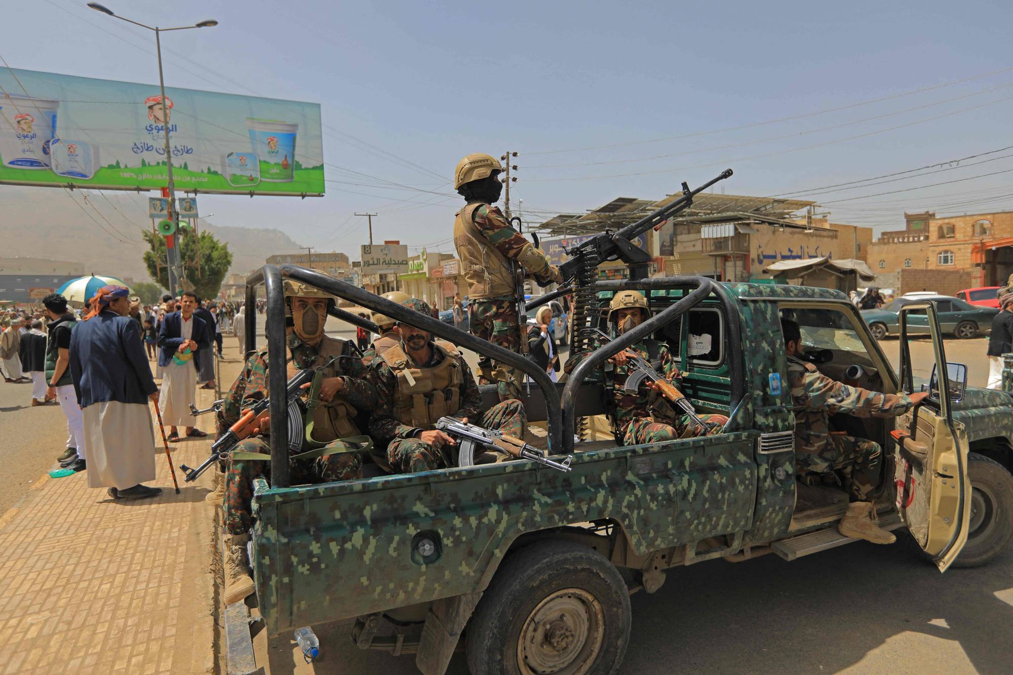 Sana'da güvenlik aracındaki Husi savaşçıları (AFP)