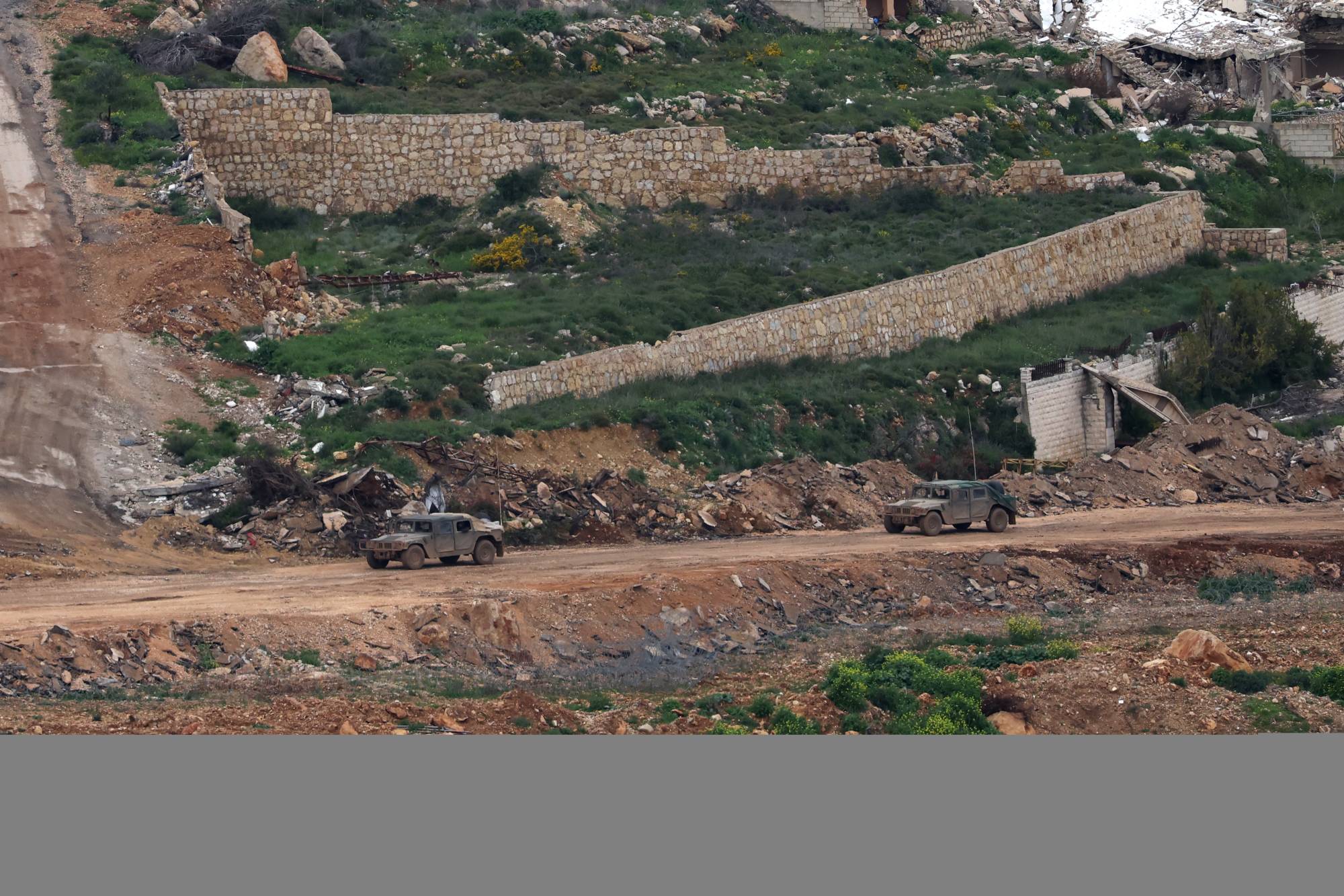 Lübnan sınırında ilerleyen İsrail askeri araçları (EPA)